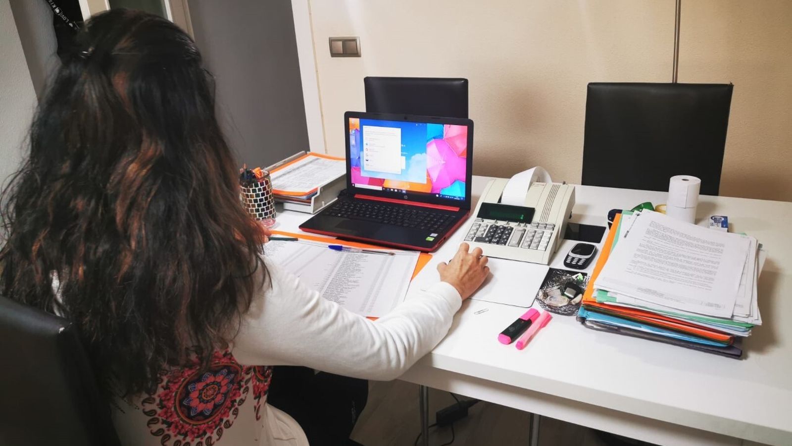 Teletrabajo desde casa con todo lo necesario.