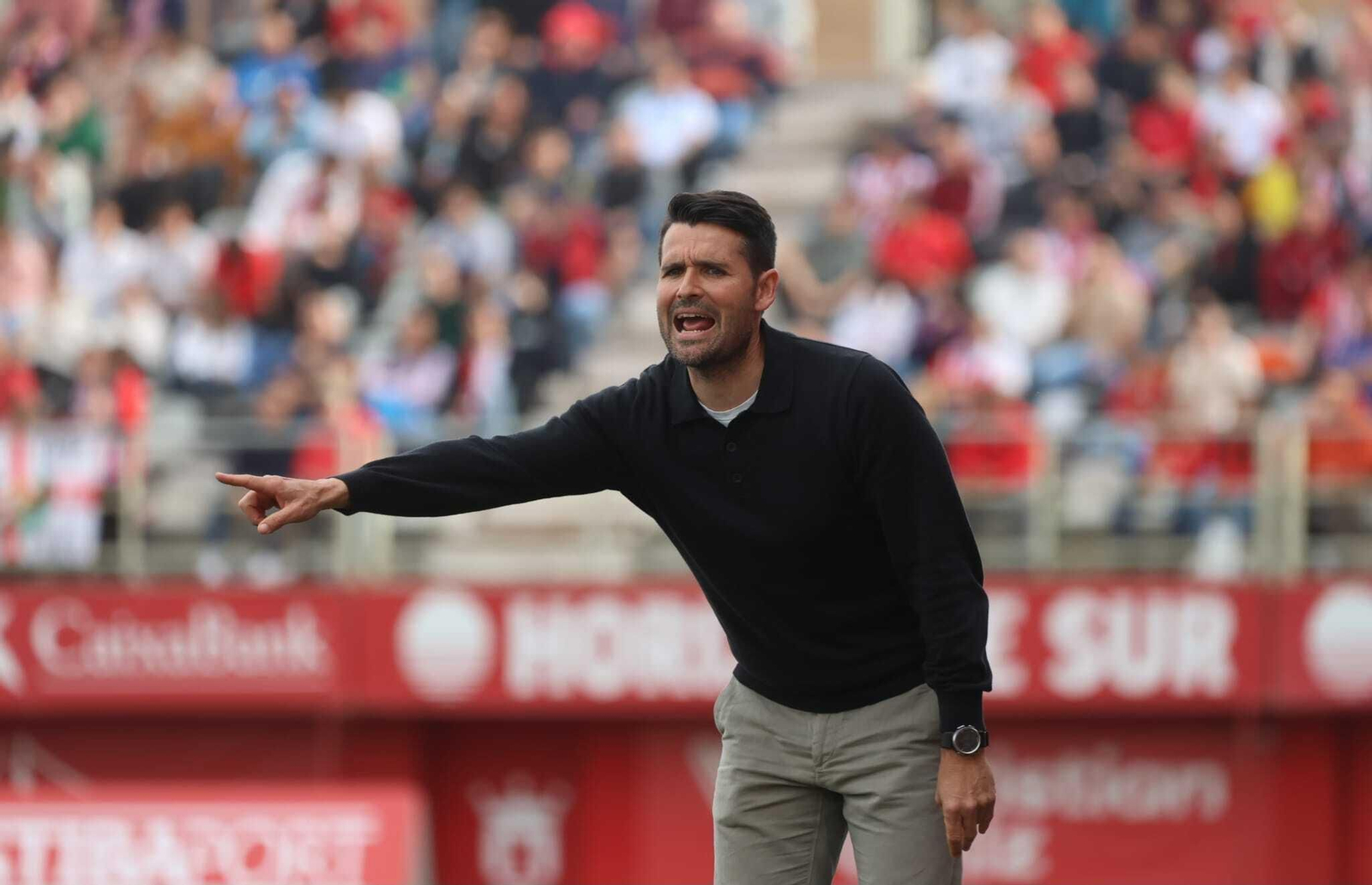 Lolo Escobar dando instrucciones