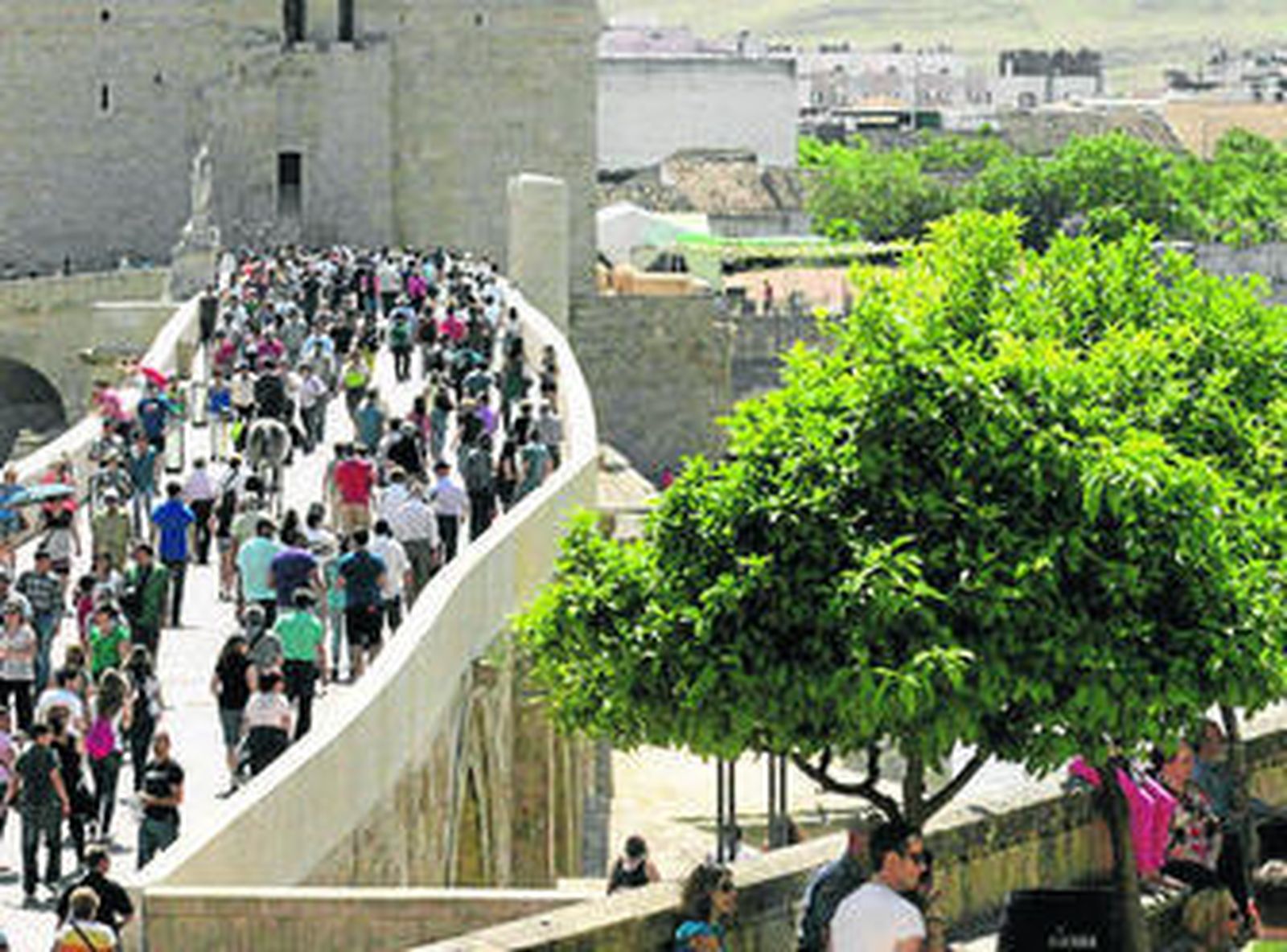 Aspecto que presentaba ayer el Puente Romano.