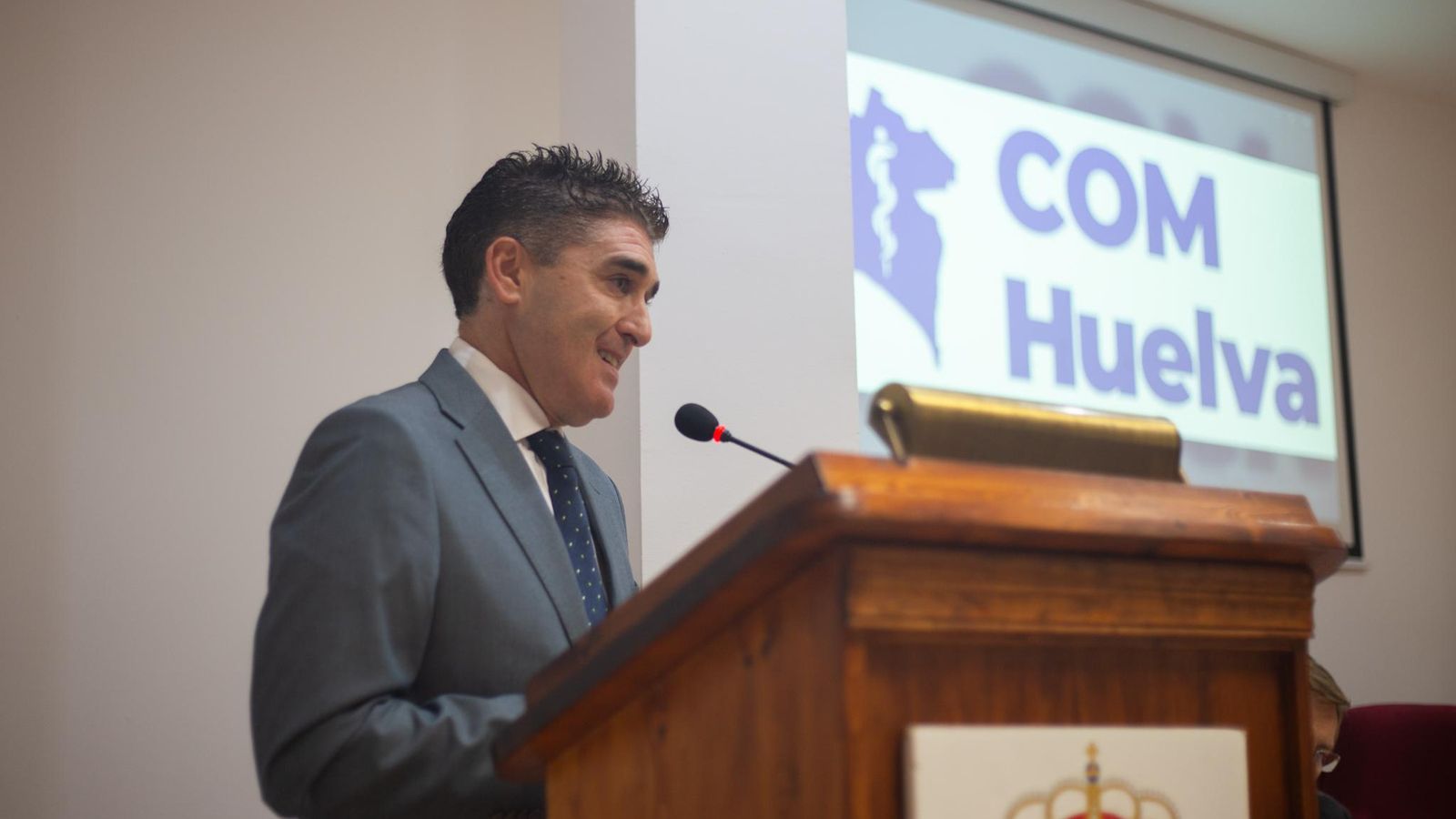 El inspector Lorenzo Julián Bueso en la recogida de la distinción.