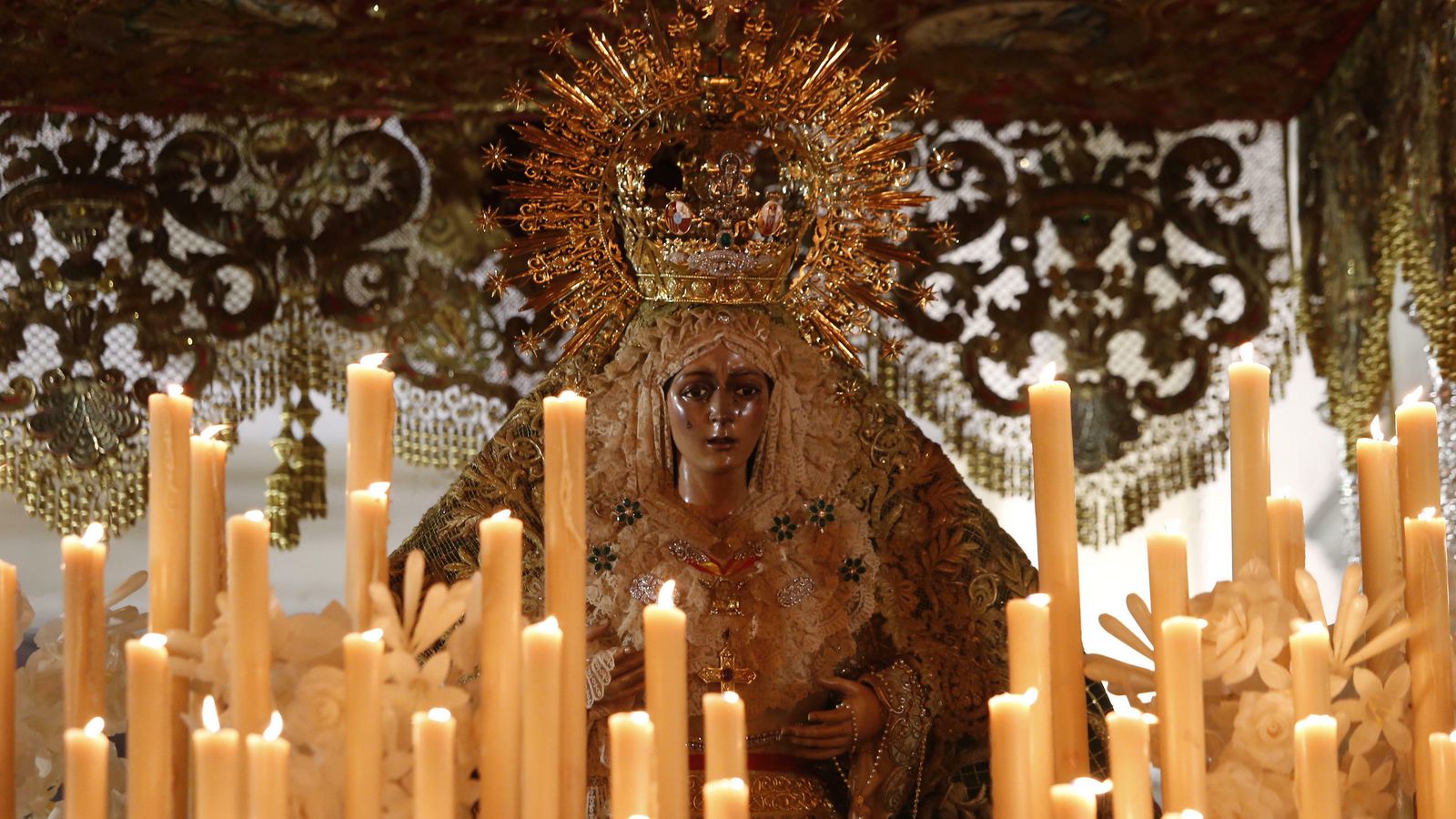 La Virgen de la Esperanza en su paso de palio.