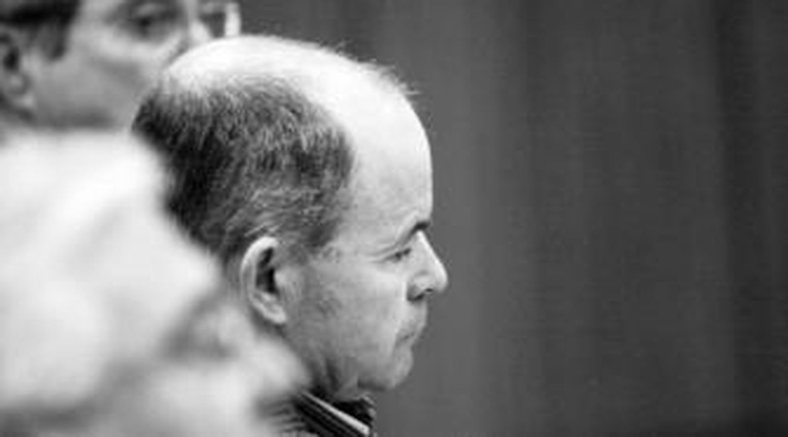 El procesado, cabizbajo, al inicio de la vista oral, presidida por el magistrado Eduardo Baena.