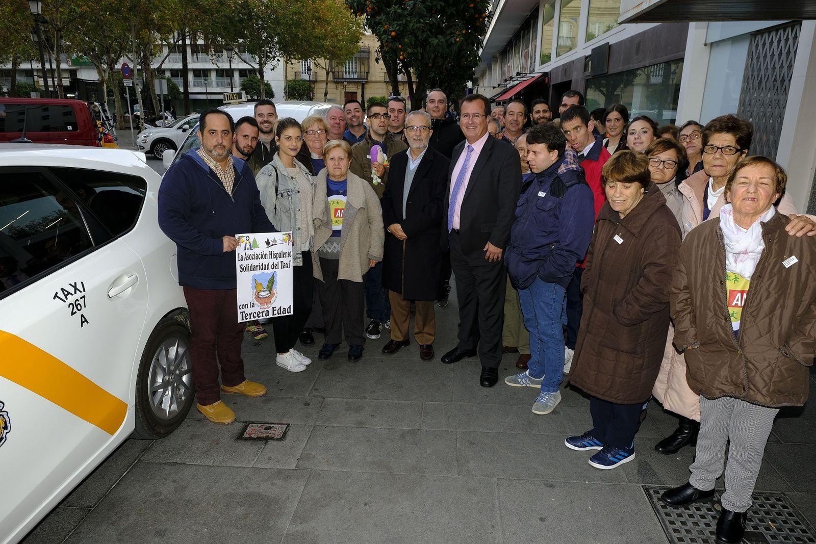 Flores y Cabrera con los taxistas y los residentes.