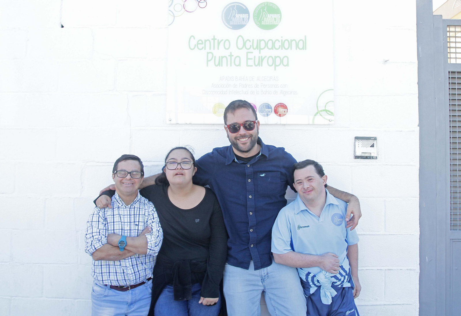 Manuel Ponce, Sara Sánchez, Bruno Morante y Carlos Pérez, se unen en la fachada del centro ocupacional Puerta Europa de Apadis ayer.