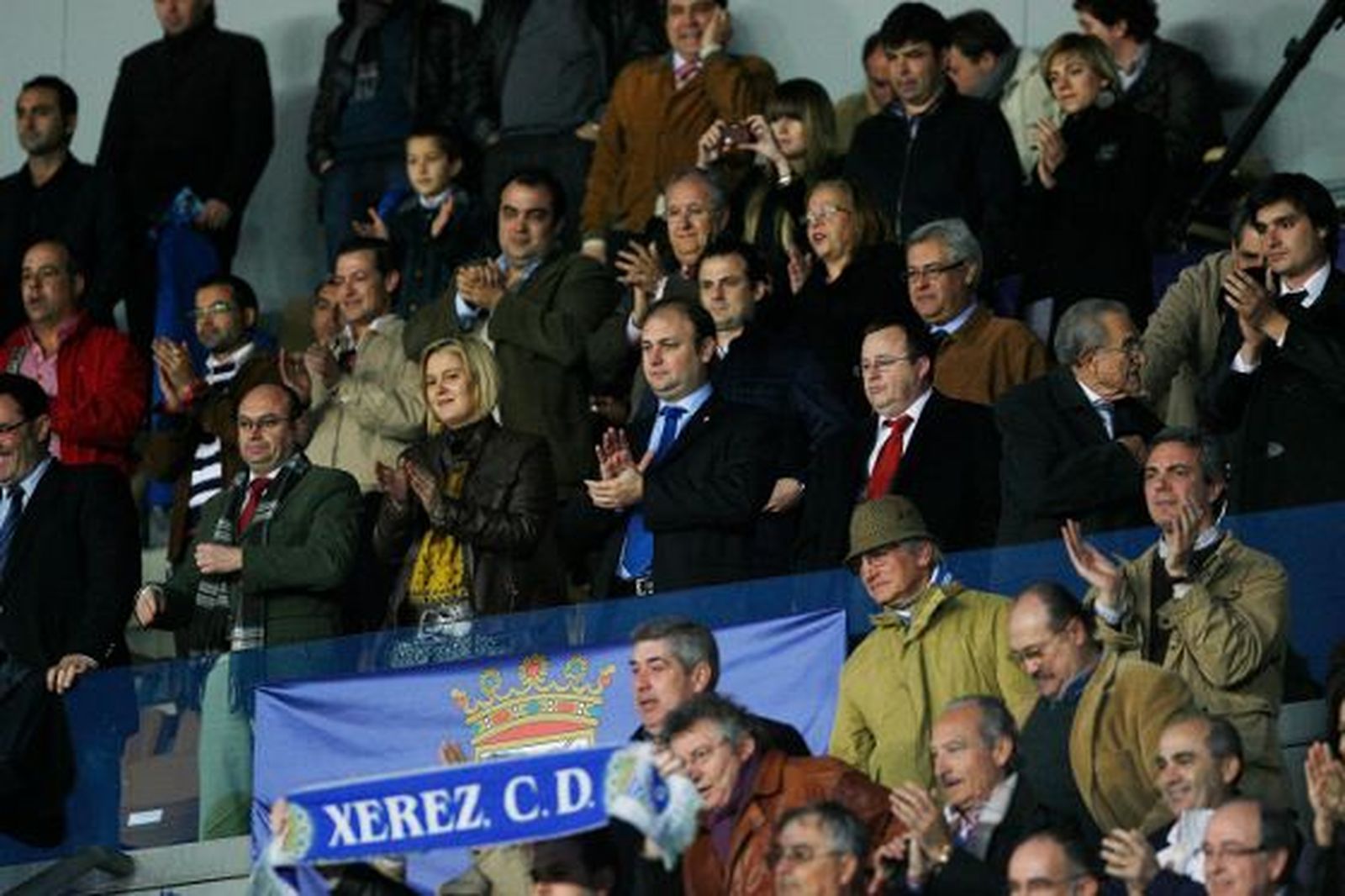 Federico Souza aplaude desde el palco a sus jugadores tras conseguir la primera victoria en Liga desde que llegó al club. 

Foto: Pascual