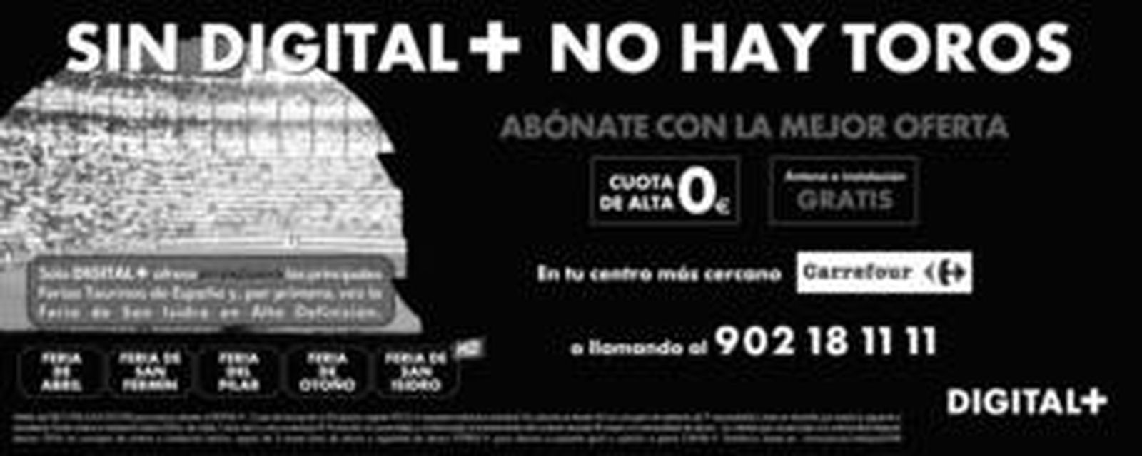 Arriba, el nuncio (en el centro) oficia ayer ante el Cristo de la Defensión. Abajo, accediendo al templo.