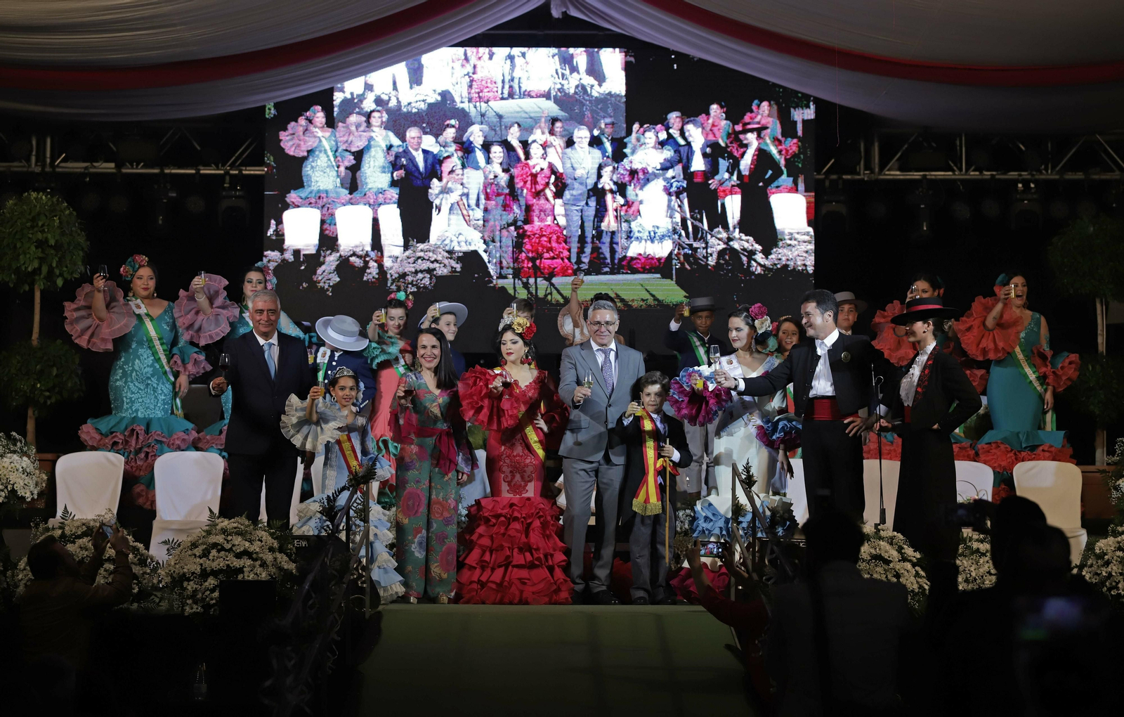 Las autoridades, la cortes de honor y el pregonero brindan por la feria de Castellar.