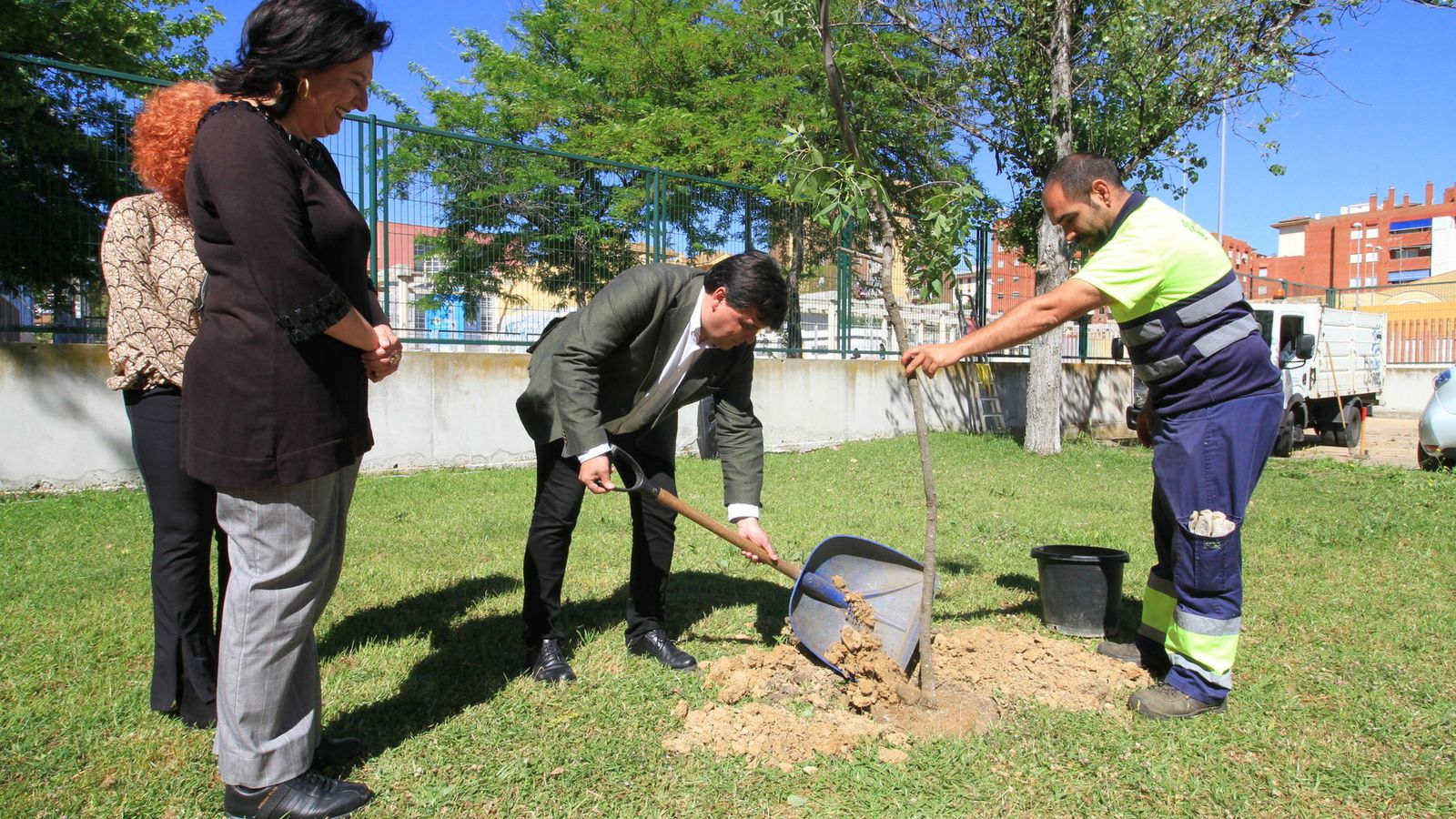El alcalde de la ciudad en una plantación.