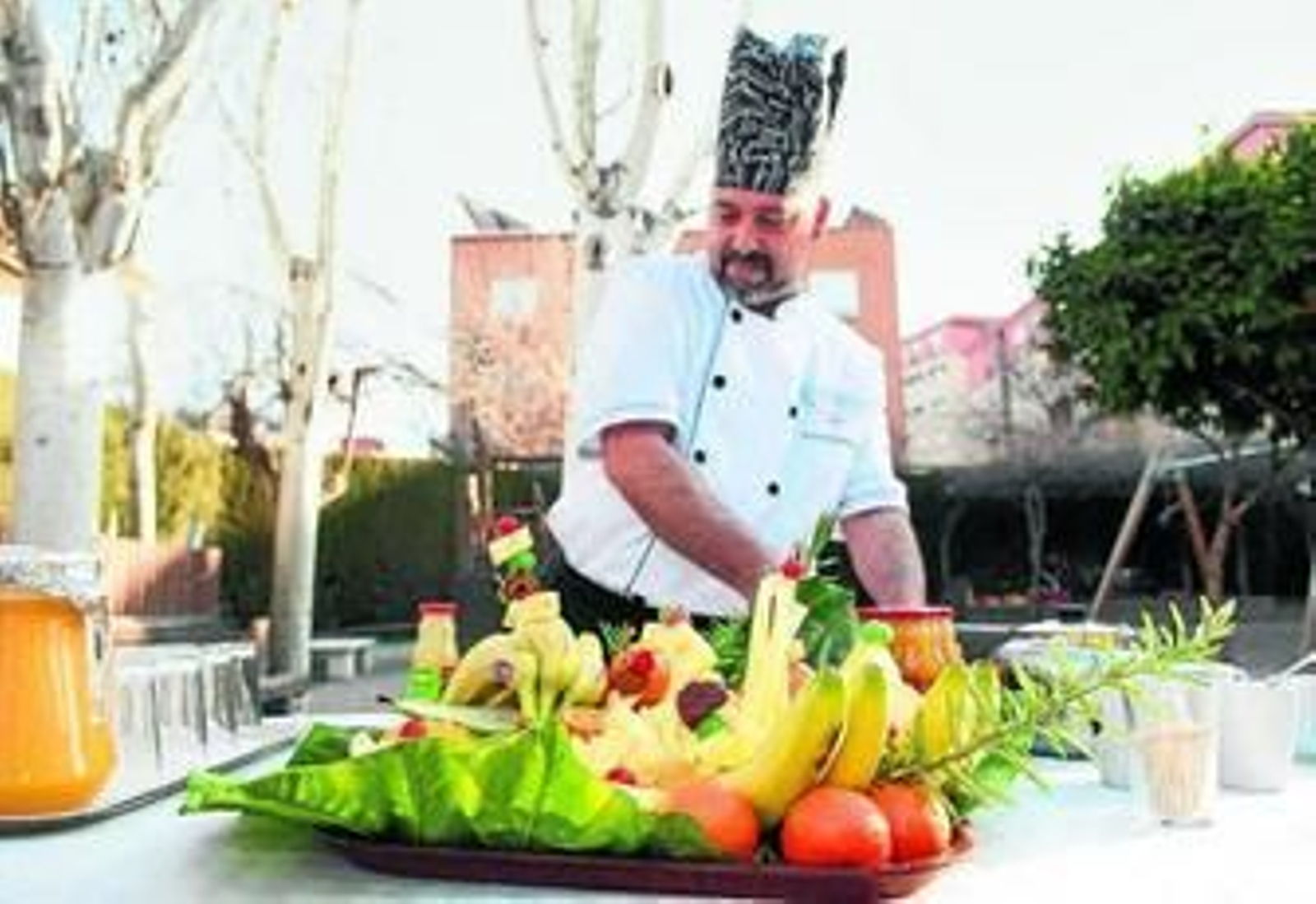 1. Los cocineros prepararon un desayuno muy completo donde hubo fruta, zumo de naranja natural, café y jamón para demostrar la importancia de esta comida en el día. 2. El equipo de cocineros, el alcalde, José Torres Hurtado, y el concejal de Educación, Jorge Saavedra, posan junto al premio intrenacional y el libro Aprendiendo a Comer Mejor.