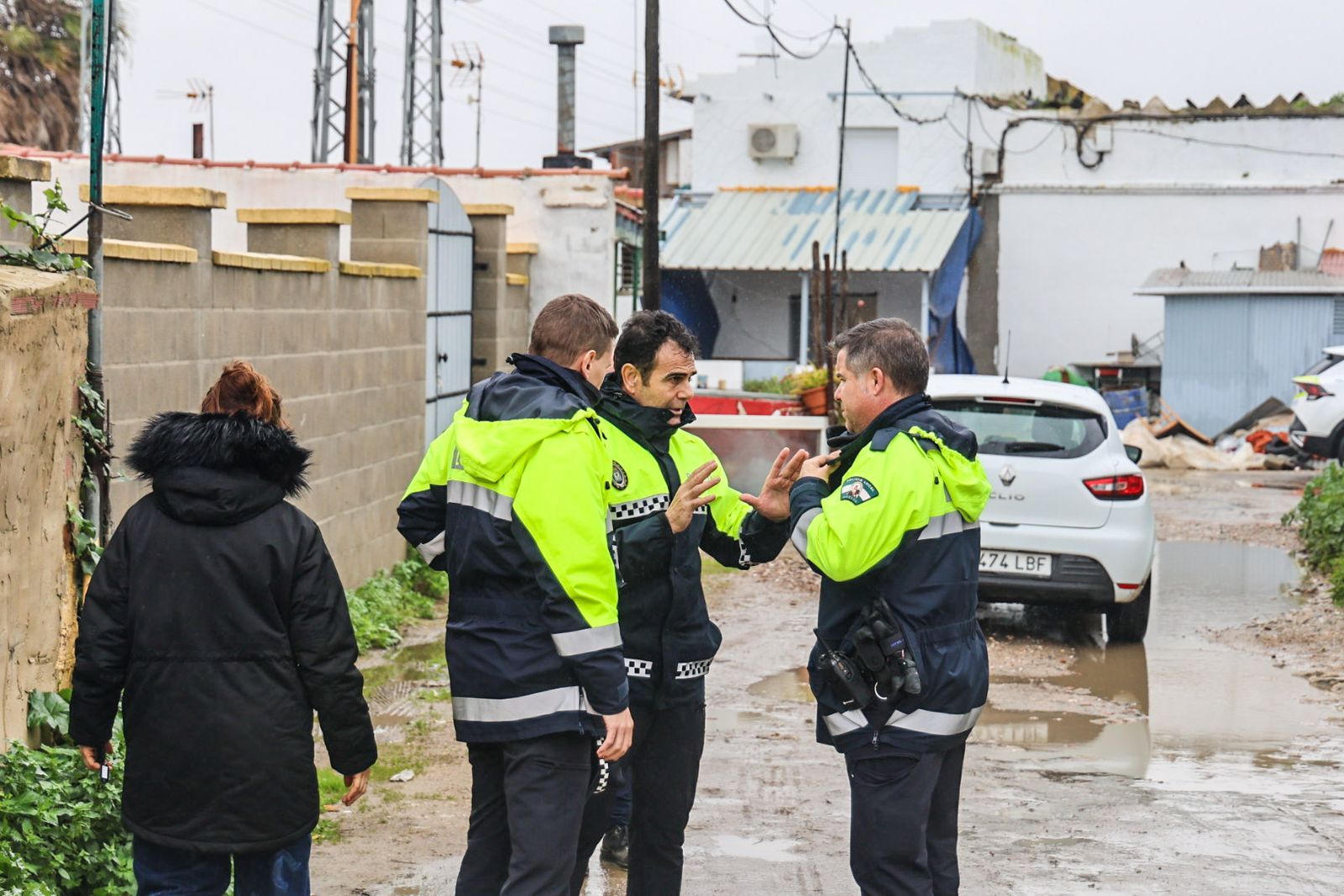 Fotografías del desalojo de familias y animales en Peguerillas por la borrasca Leonardo
