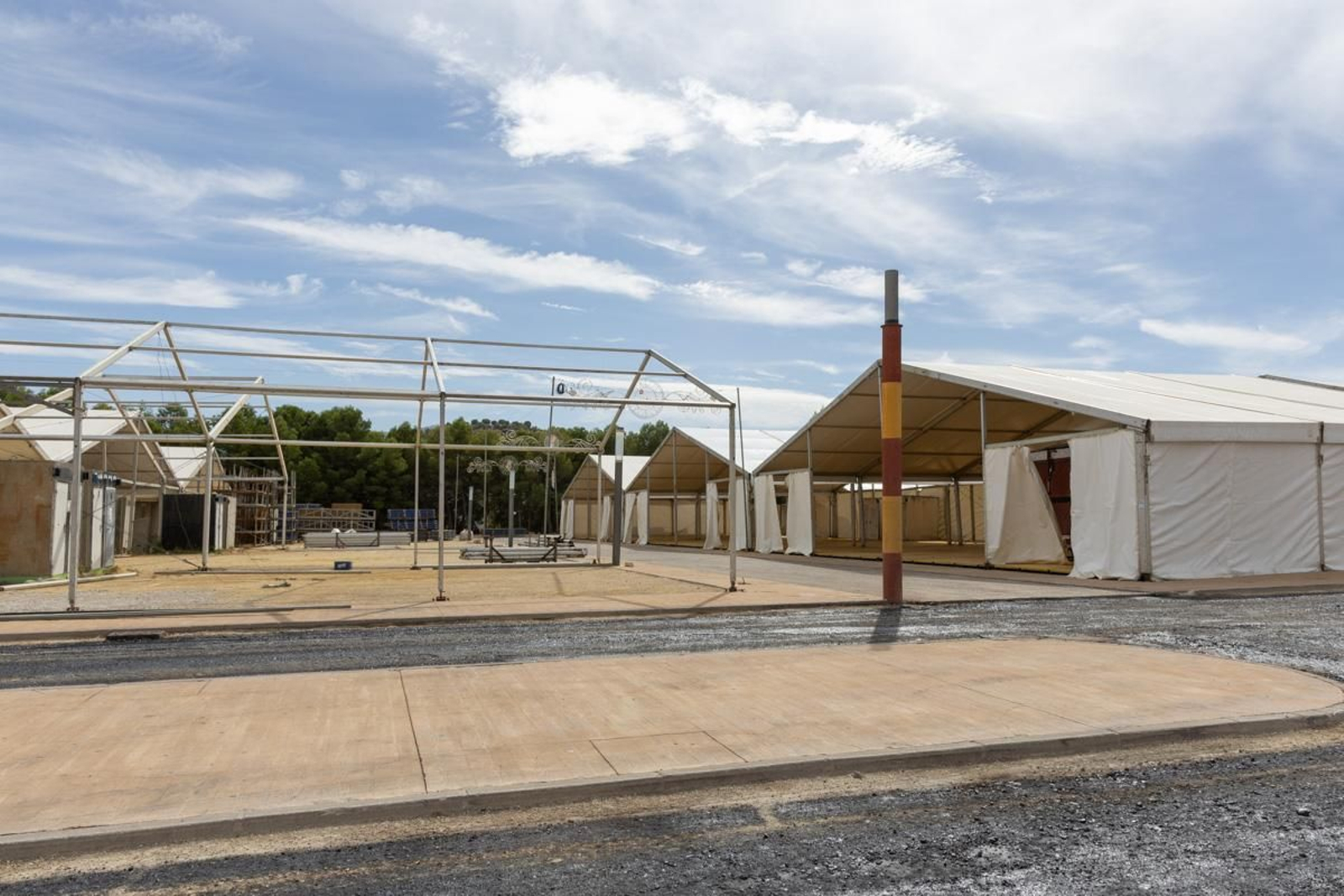 Montaje de casetas de la Feria de San Lucas, en imágenes