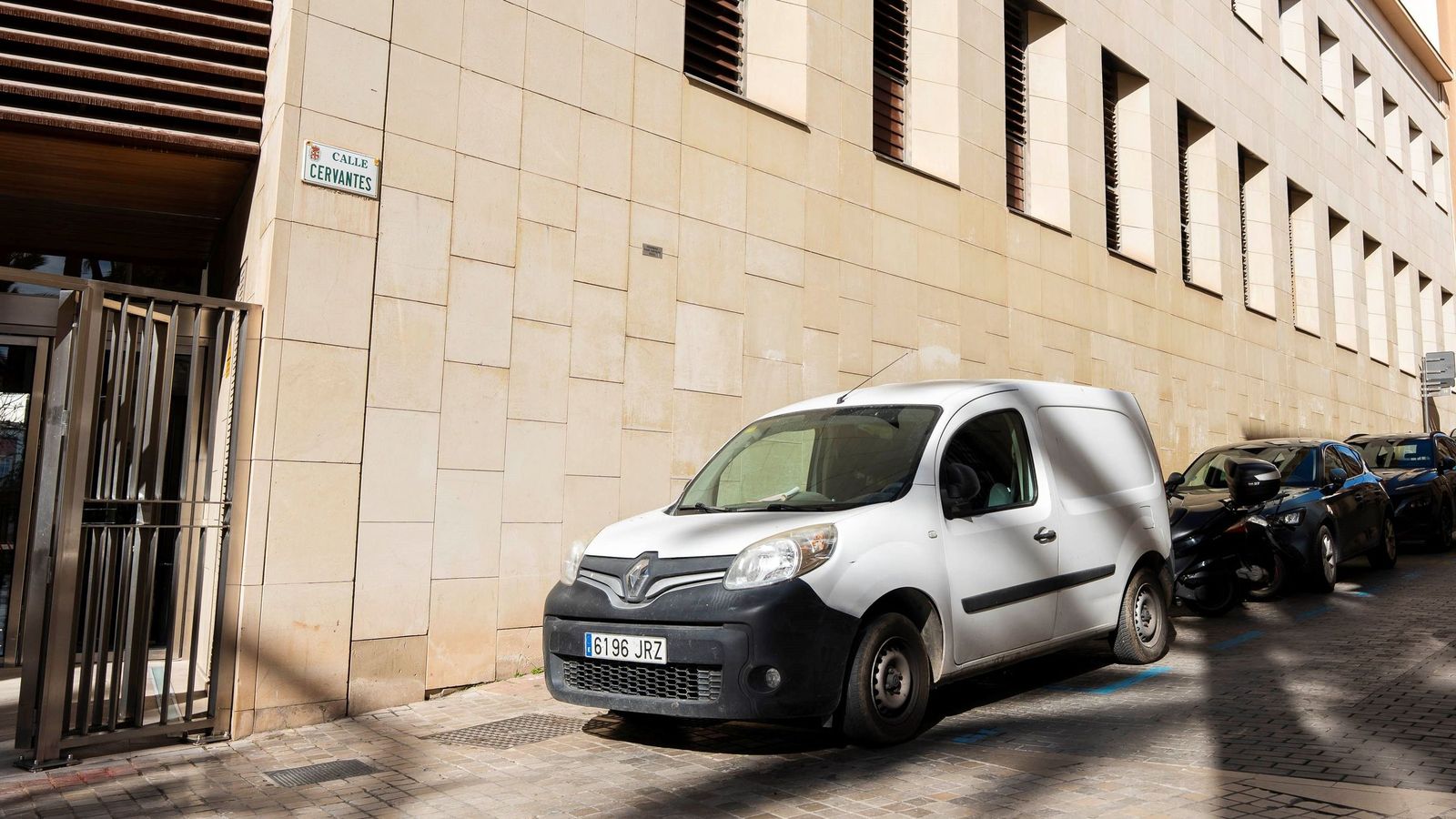 La calle de Cervantes está junto a la plaza de la Catedral, en la capital.