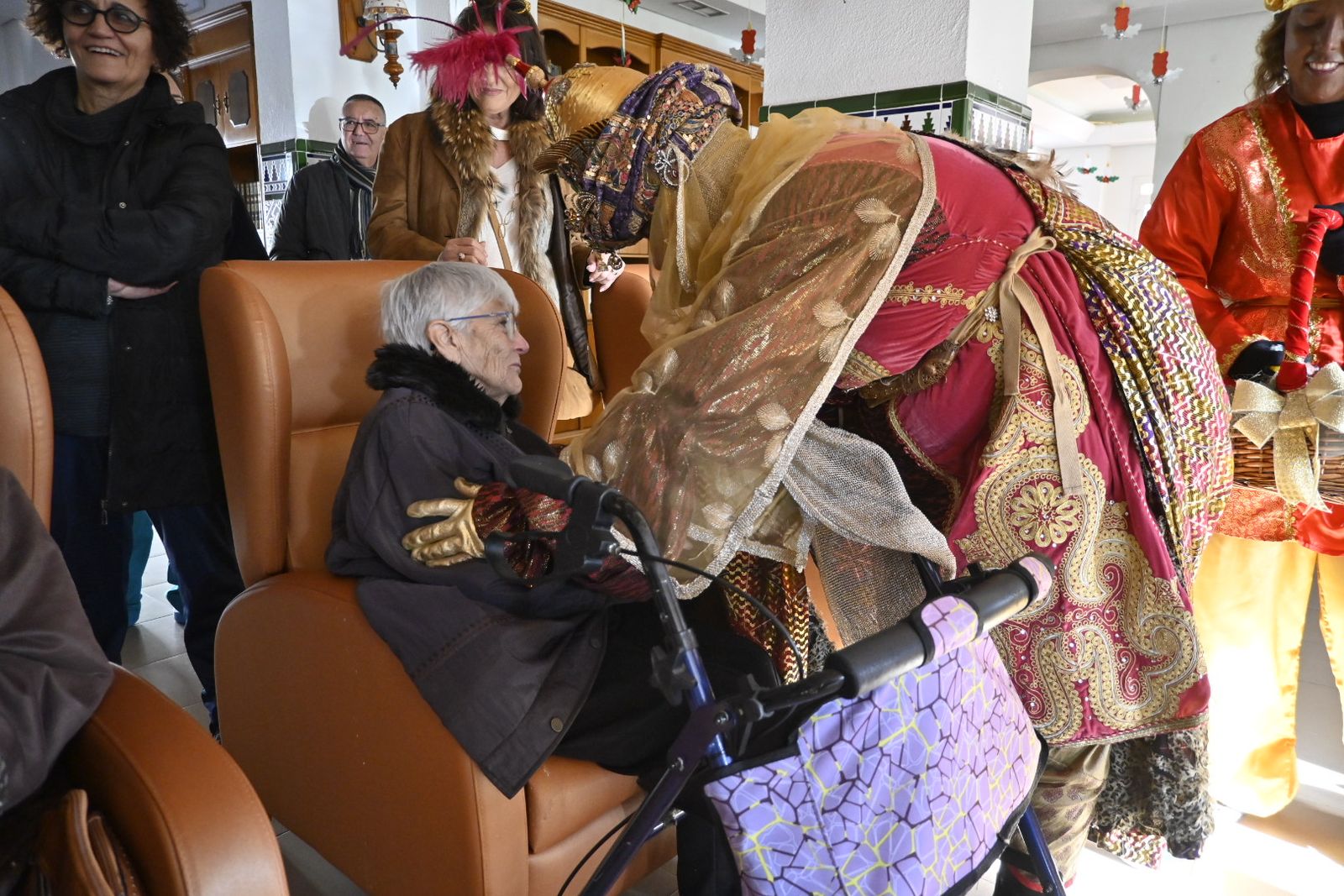 Recorrido fotográfico de los Reyes Magos por el hospital y los centros de mayores en la mañana del 5 de enero en Huelva