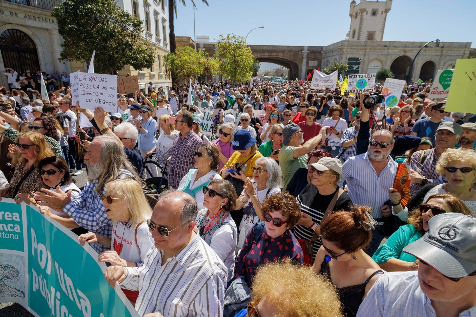 Miles de personas se manifiestan en Cádiz por la Educación Pública, la Sanidad y el Clima