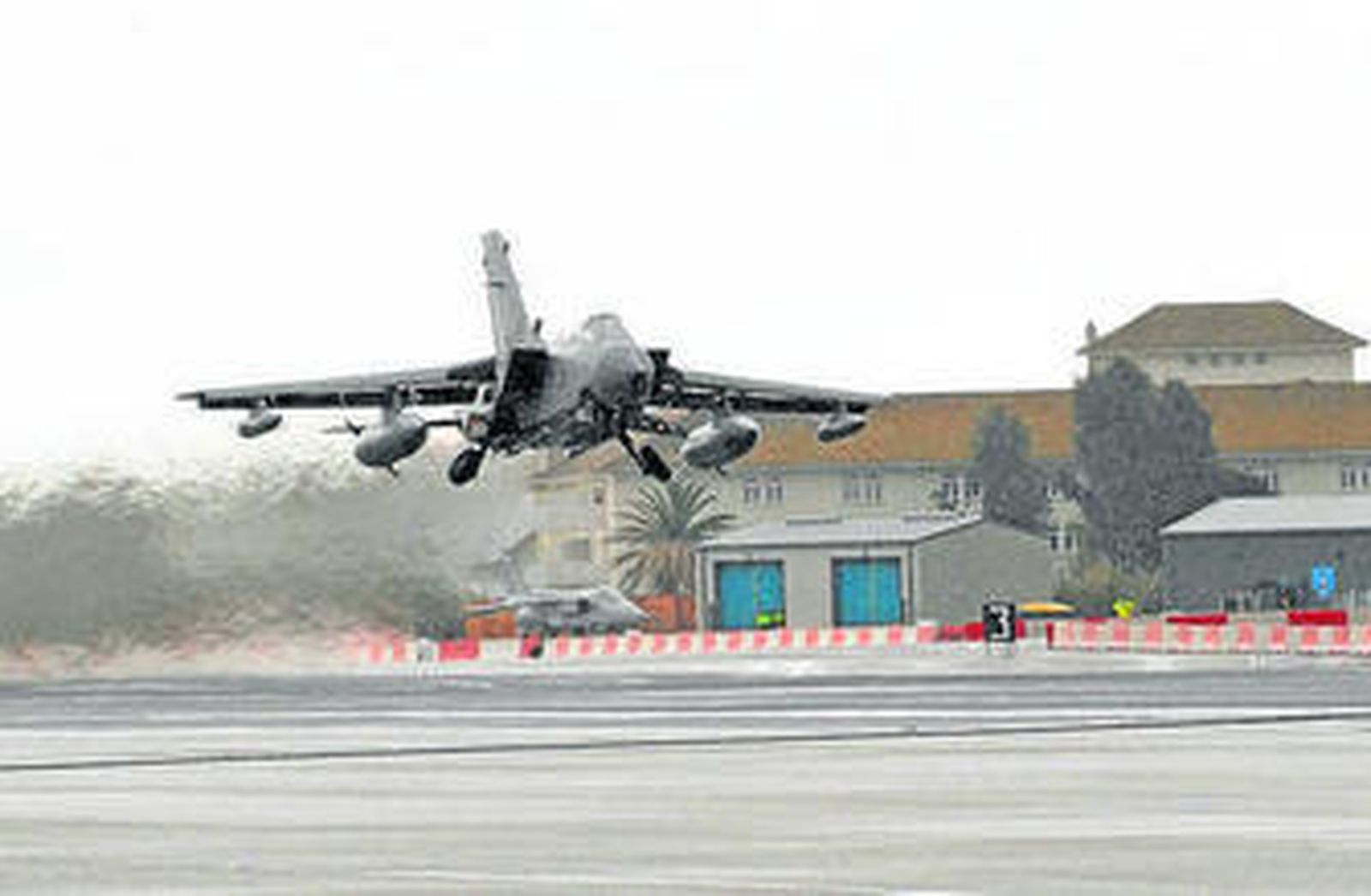 Un avión 'Tornado', aterrizando en el Peñón.