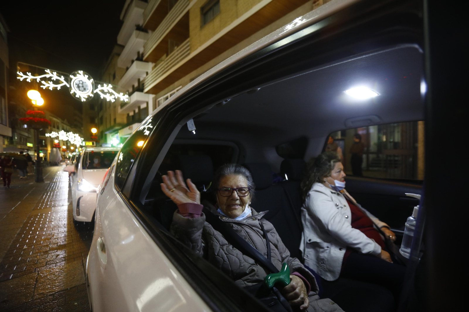 Las imágenes del Paseo de la Ilusión en taxi por Córdoba para mostrar las luces de Navidad a los mayores Las imágenes del Paseo de la Ilusión en taxi por Córdoba para mostrar las luces de Navidad a los mayores