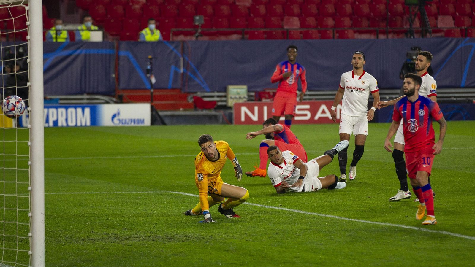 Alfonso observa el balón en el primer gol de Giroud.