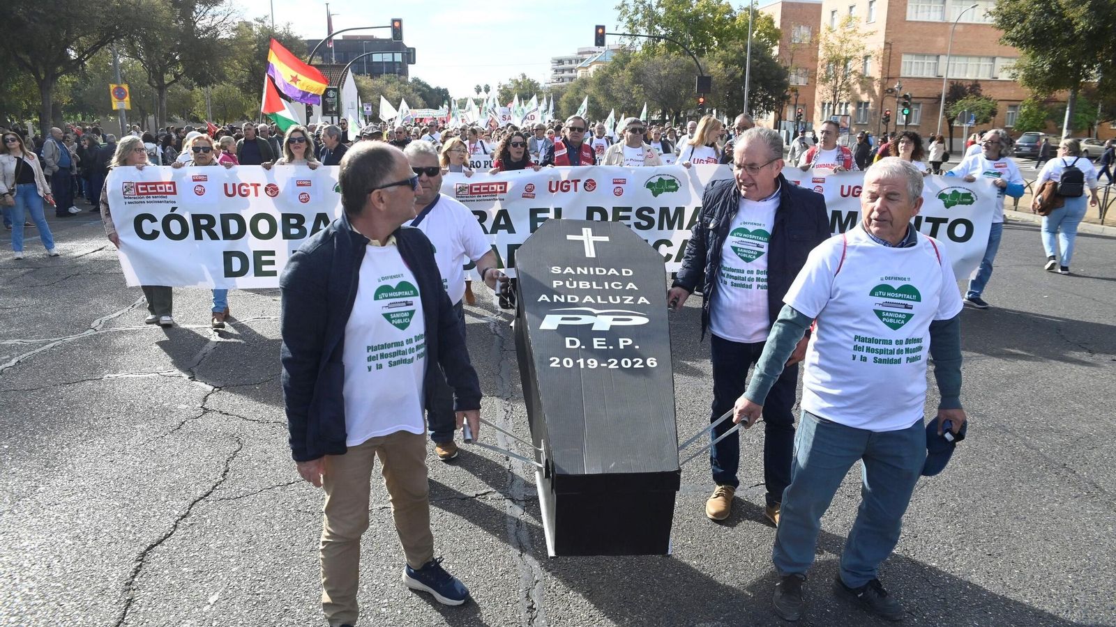 Asistentes a la manifestación portan un ataúd negro.