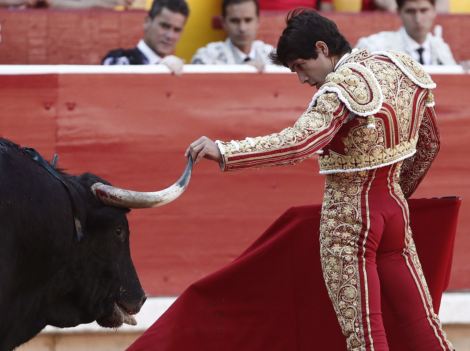 Sebastián Castella, en un desplante al toro que abrió plaza.