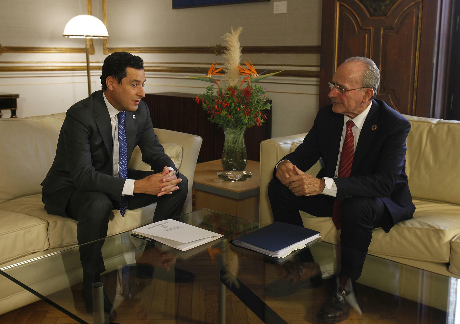 Juan Manuel Moreno Bonilla y Francisco de la Torre, en la reunión celebrada en Sevilla.
