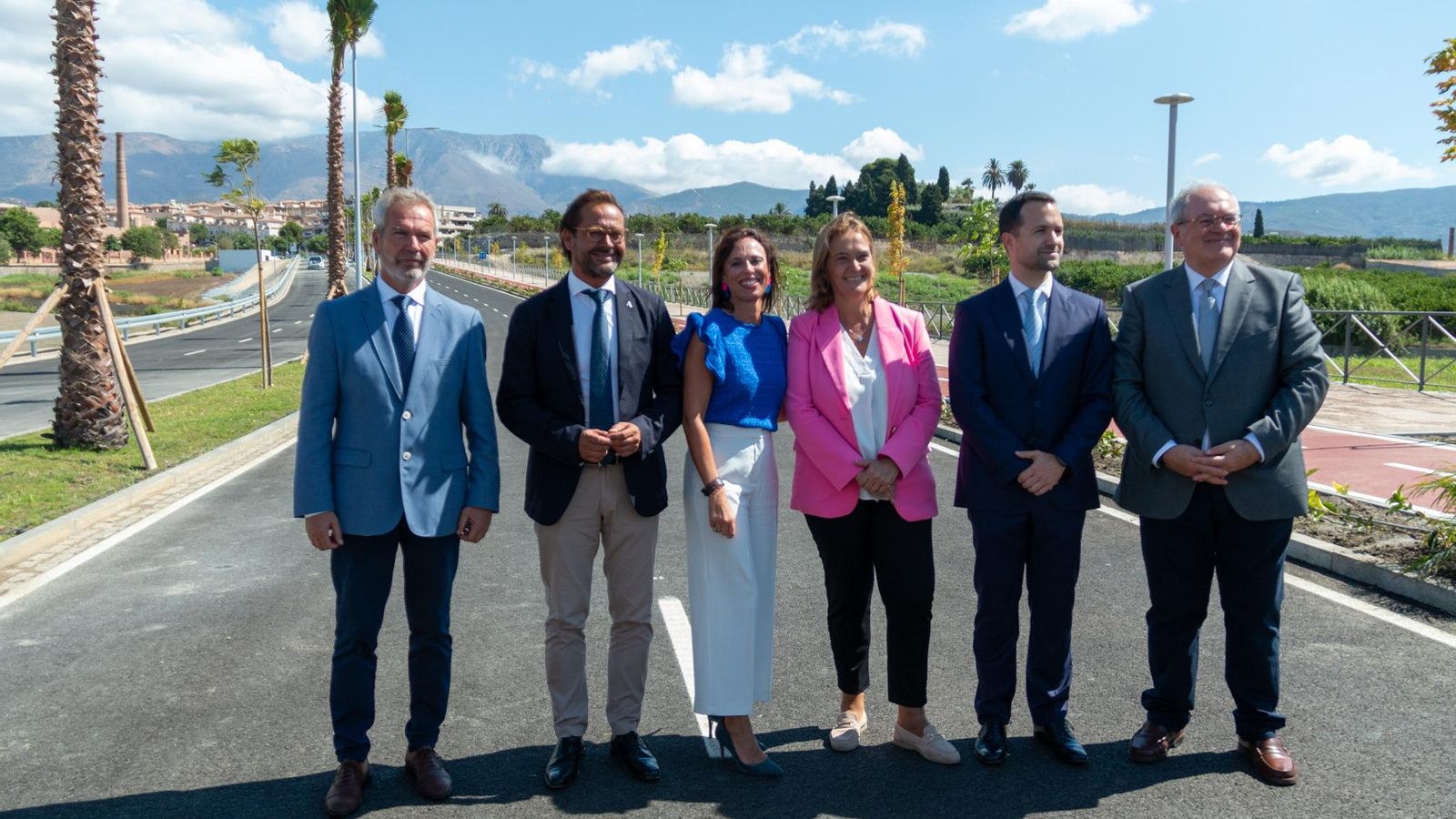 Representantes políticos durante la inauguración del vial
