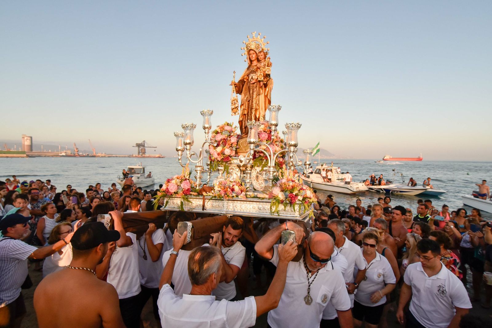 La Virgen del Carmen, tras recorrer el río Palmones