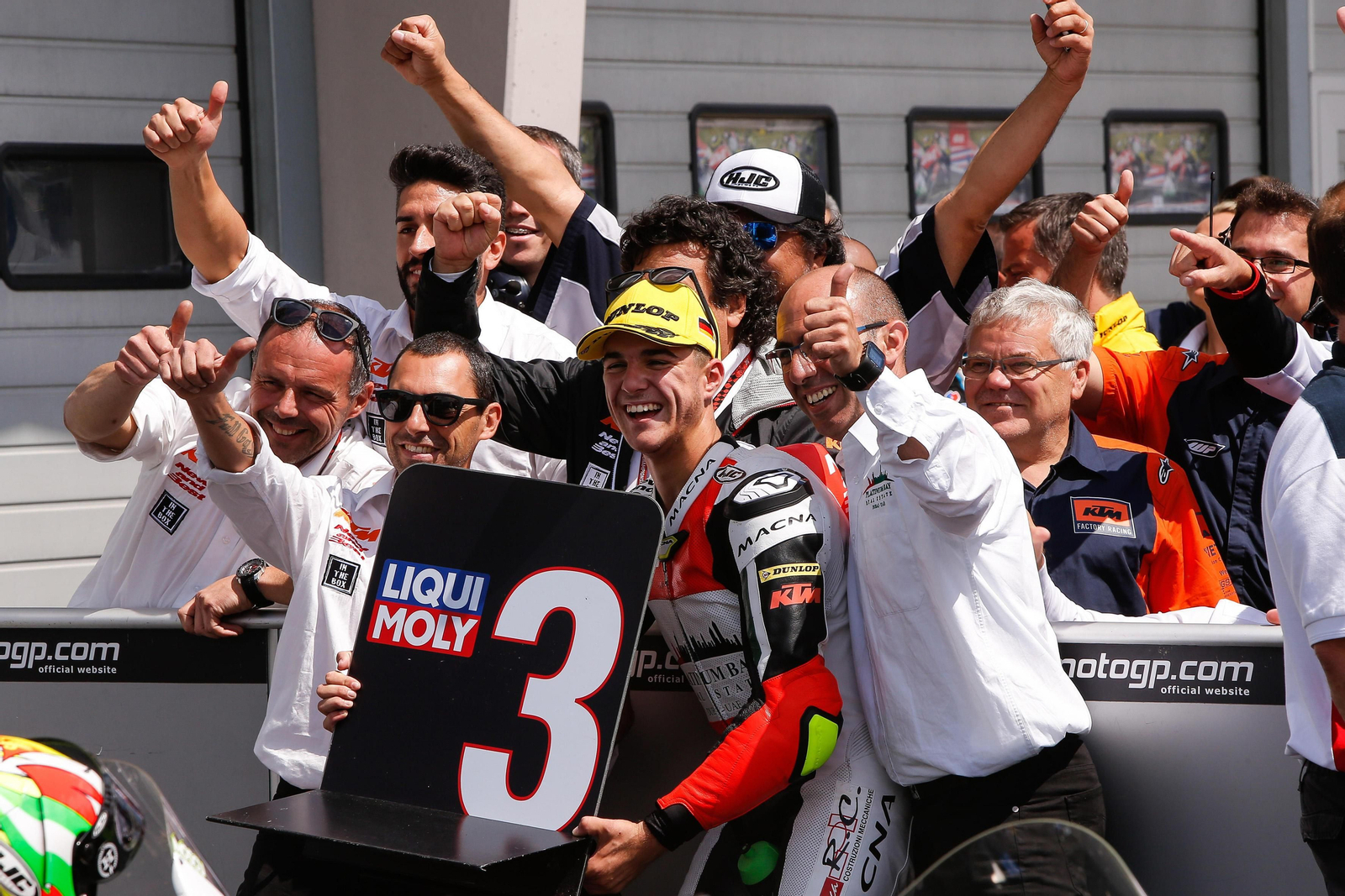 El conileño Marcos Ramírez celebra con todo su equipo el tercer puesto obtenido ayer en el circuito de Sachsenring.