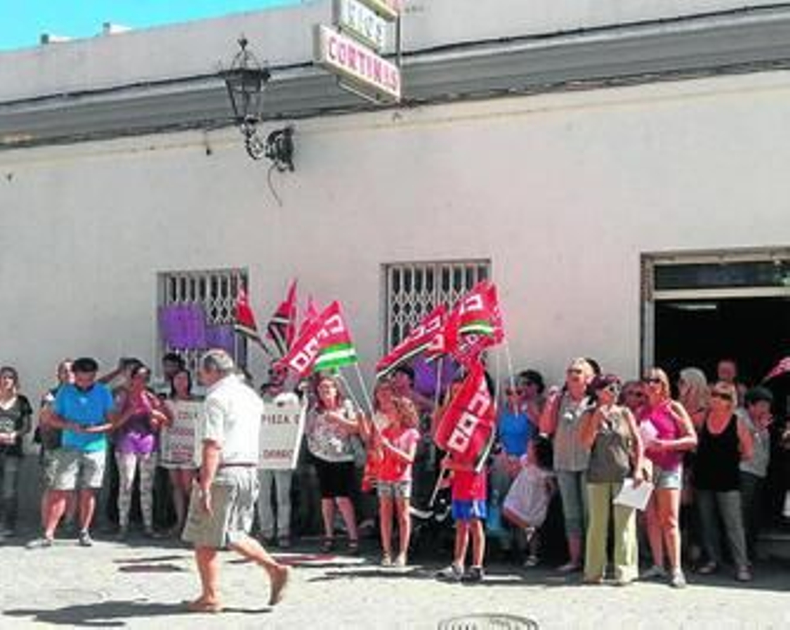 Protesta de las trabajadores de la limpieza de los colegios de la ciudad, ayer.