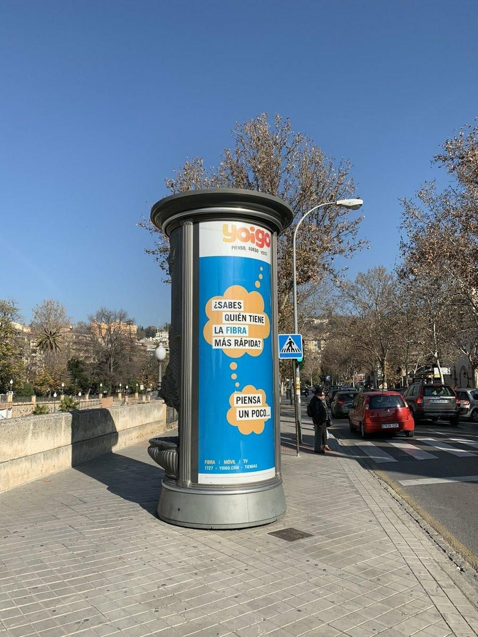 El cartel, ya en castellano.