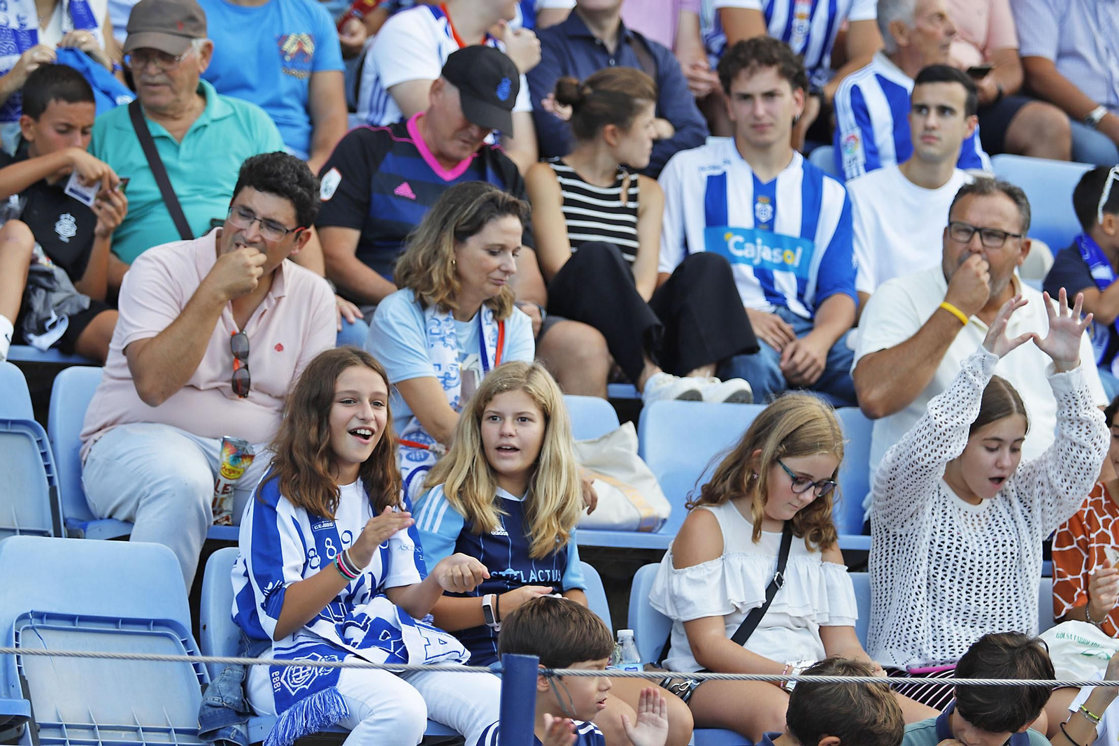 Imágenes del ambiente en el Recreativo de Huelva y Antequera CF