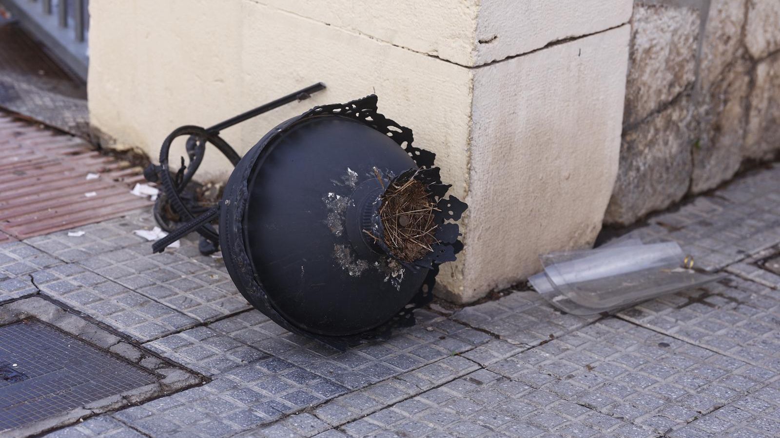 Mobiliario urbano desprendido por el viento.