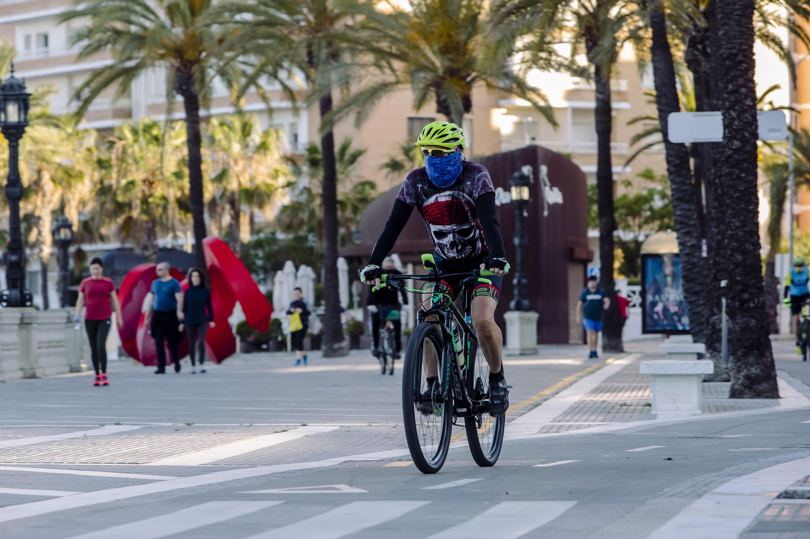 Ciclistas en los alrededores de la Caleta