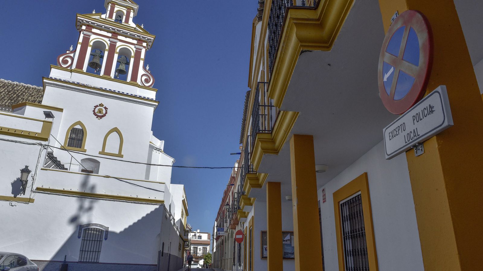 Señal de prohibido aparcar en la puerta de las instalaciones.