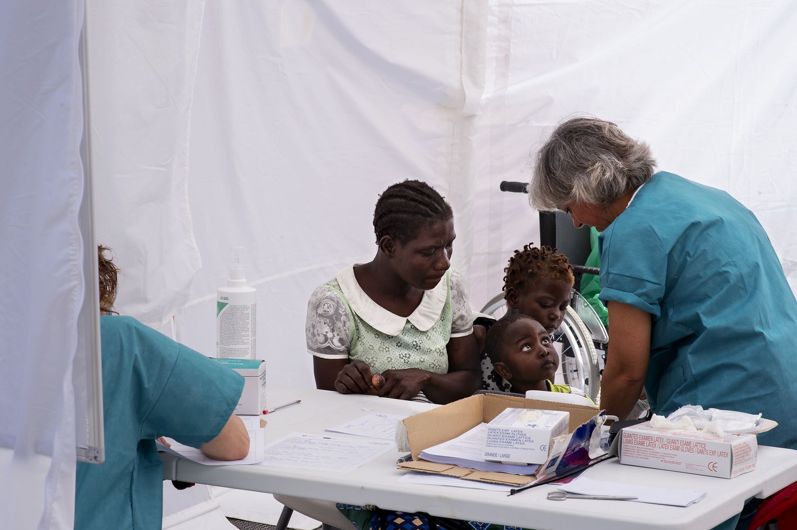 Esperanza Sánchez atiende a una familia en el hospital de campaña en Dondo, Mozambique.