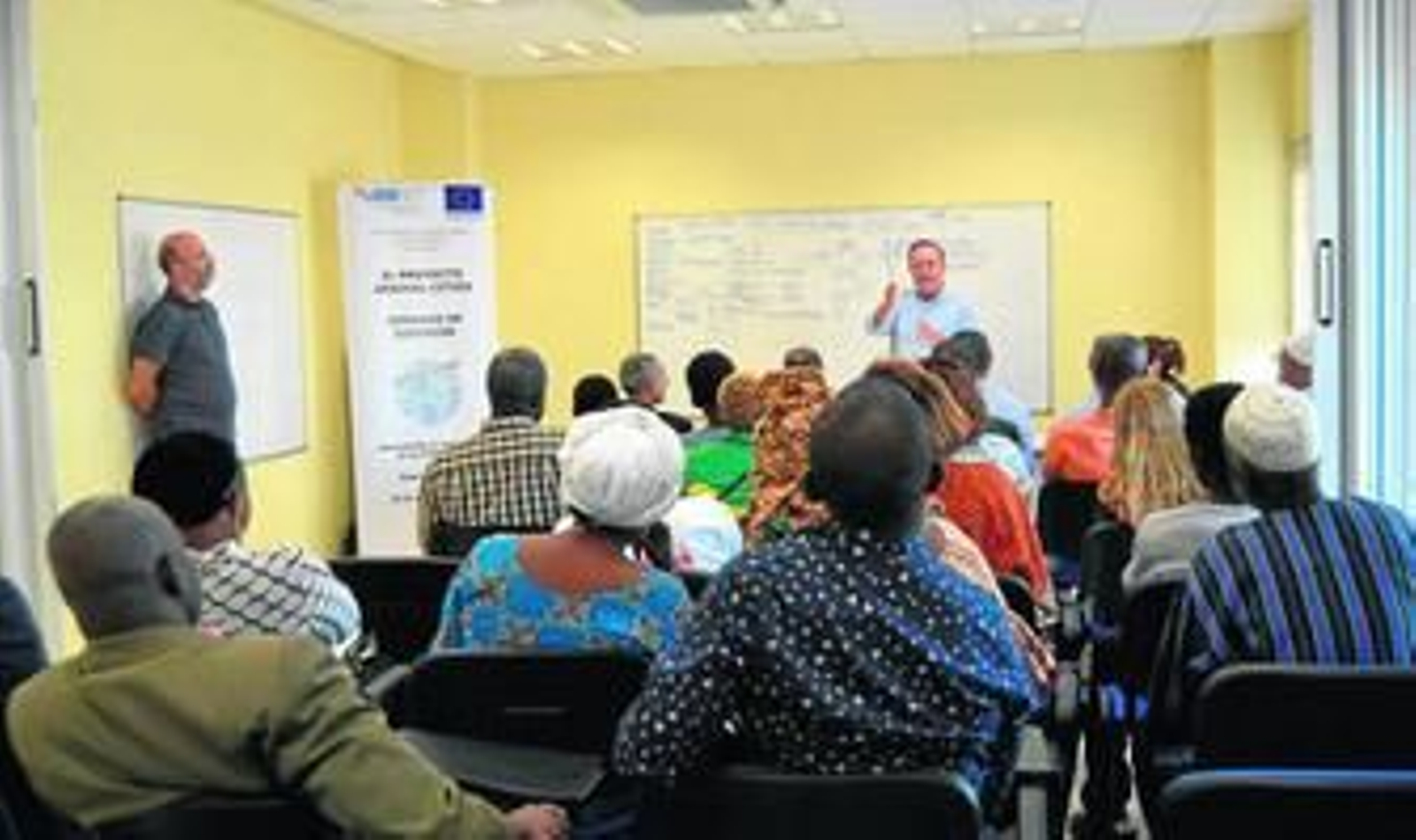 El concejal de Servicios a la Ciudadanía, José Galdeano, y el coordinador de Inmigración, Juan Francisco Iborra, presentaron el proyecto.