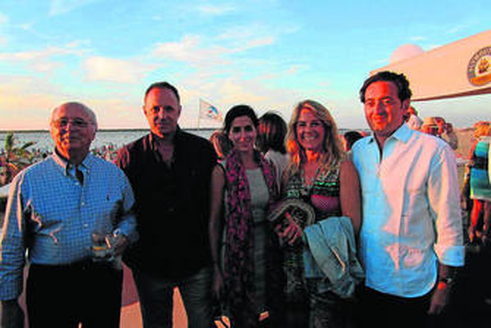 Federico Valle, Kisko Arroyo, Cristina Navarro, María Marín y el cónsul de Italia Carlos Ruiz-Berdejo, durante el último día de carreras, en el palco del Jockey Club.