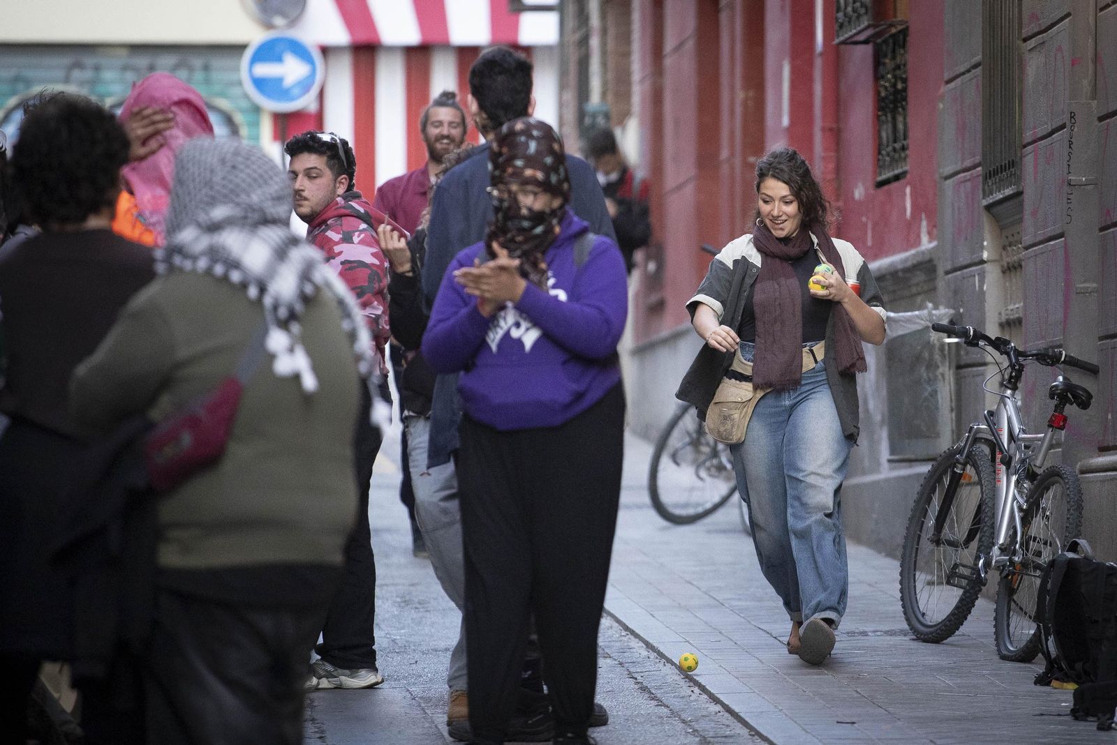 Todas las imágenes de la concentración frente al edificio okupado en el centro de Granada