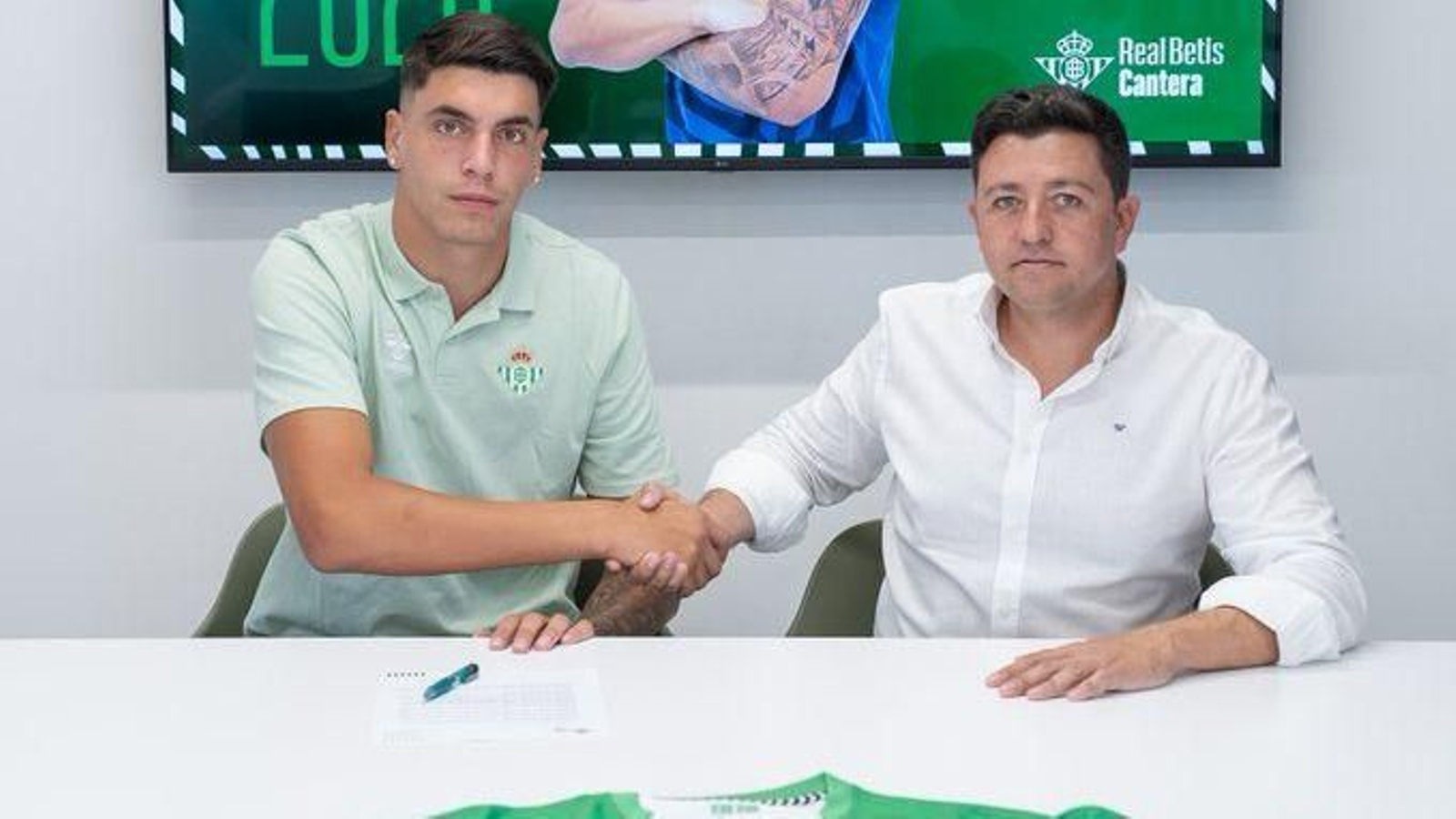 Vlad posa con Miguel Calzado en la firma del contrato