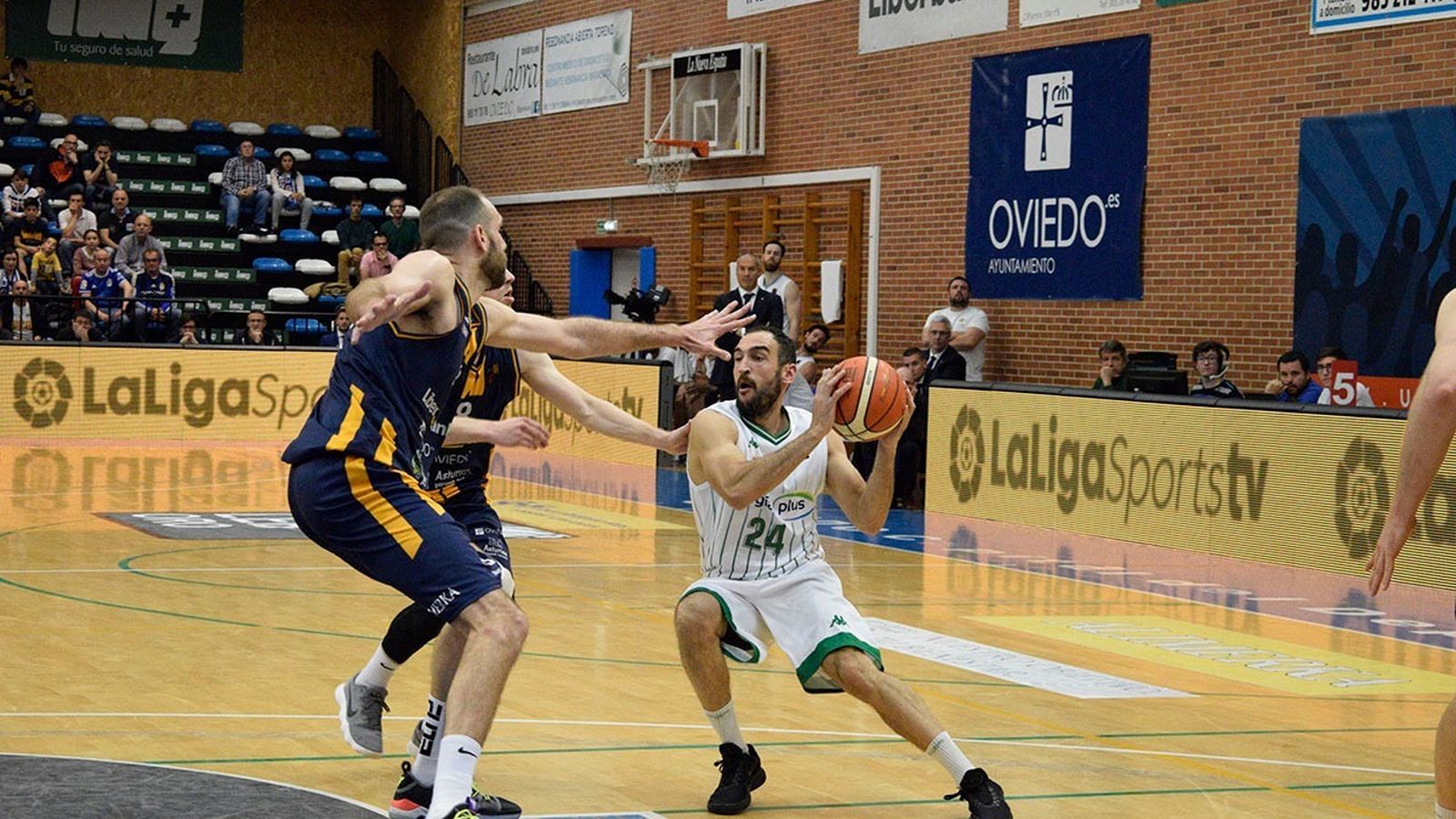 Dani Rodríguez trata de zafarse de la defensa de Arteaga.