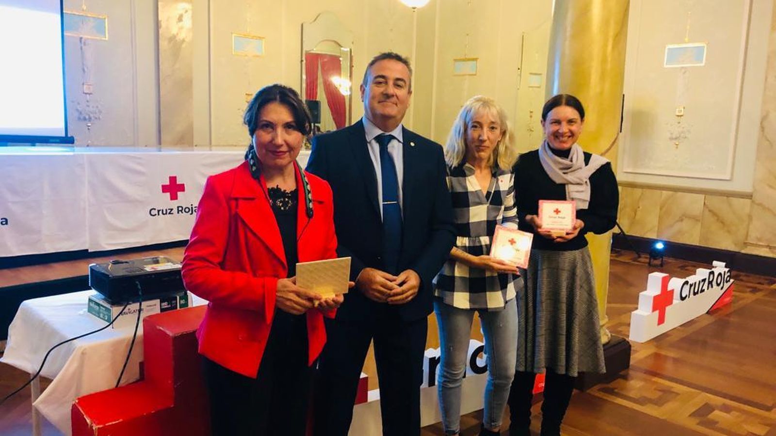 Algunos de los homenajeados en el acto de Cruz Roja Almería.