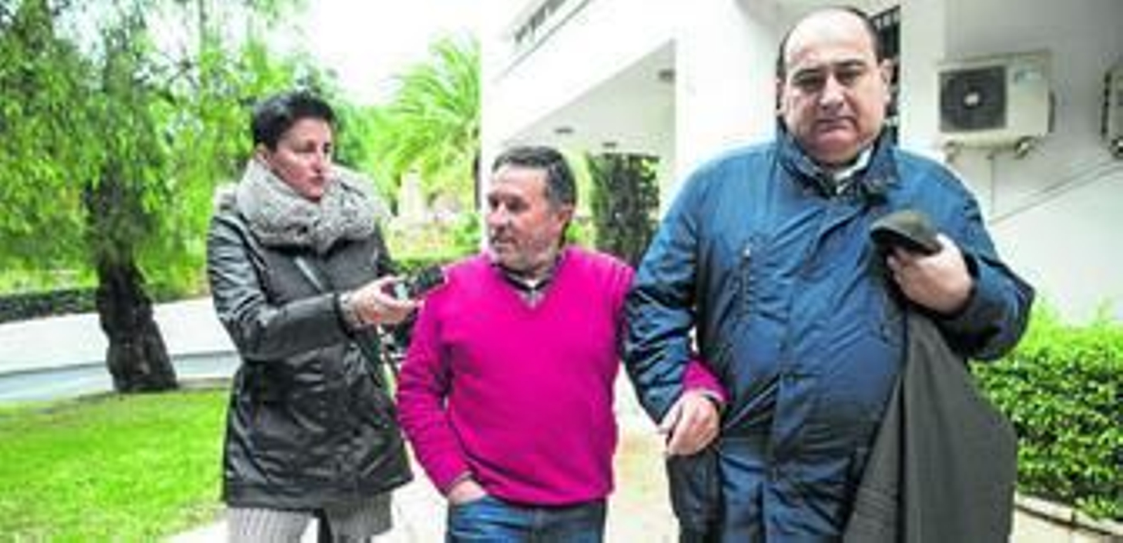 El propietario del grupo, en el centro, ayer, a su salida de los juzgados de Marbella.