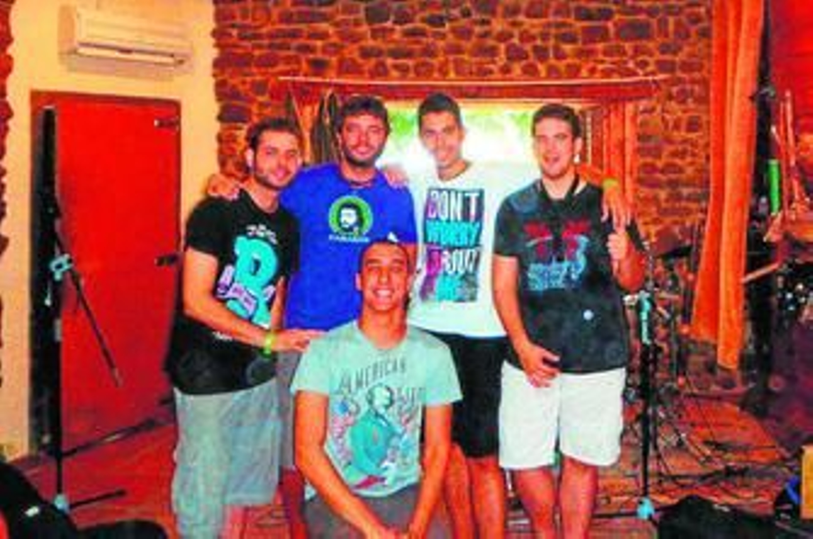 El grupo Chico de 5 Jotas, en el estudio de grabación Punta Paloma Estudio,  en Tarifa.