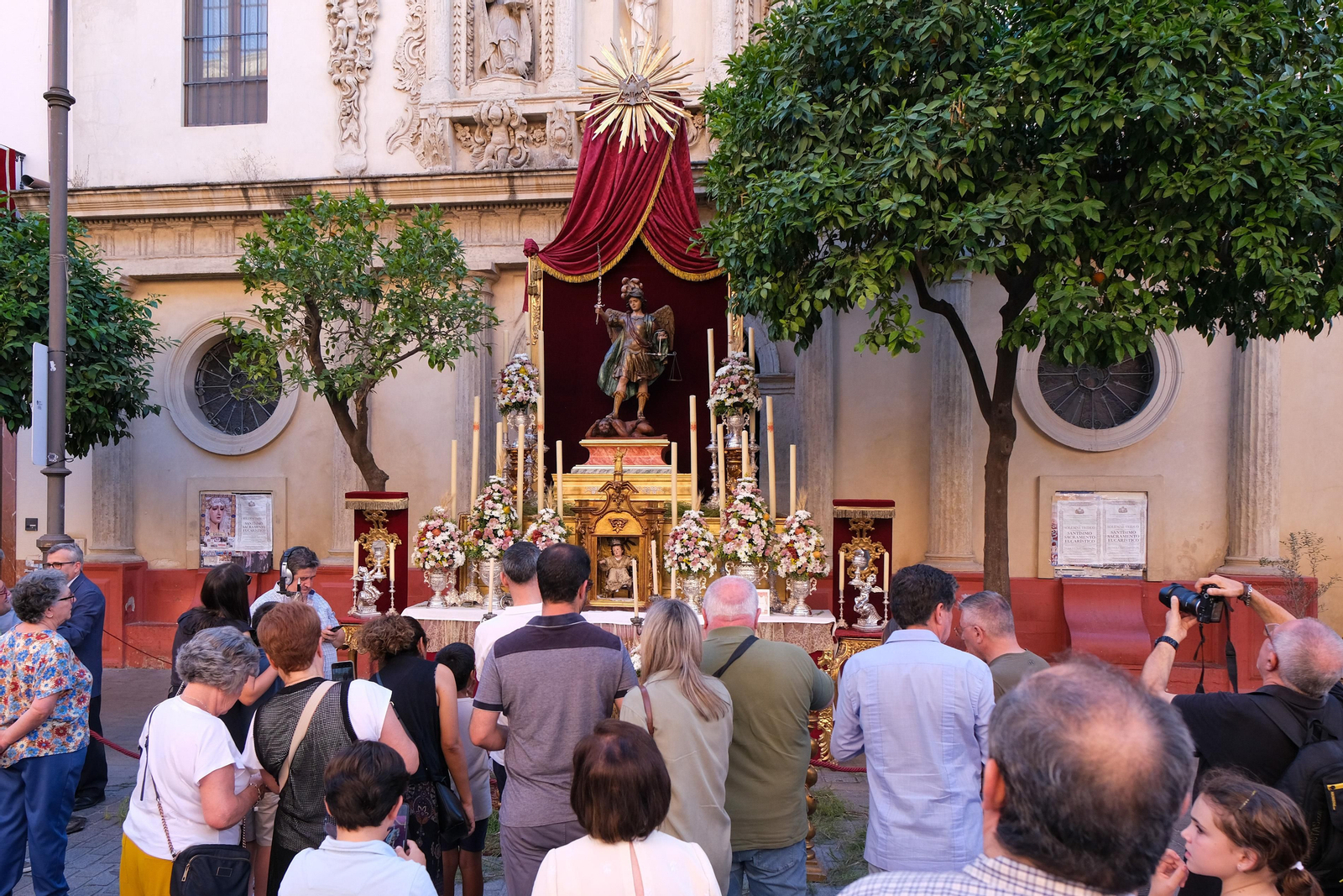 Preparativos, altares, escaparates, balcones para el Corpus