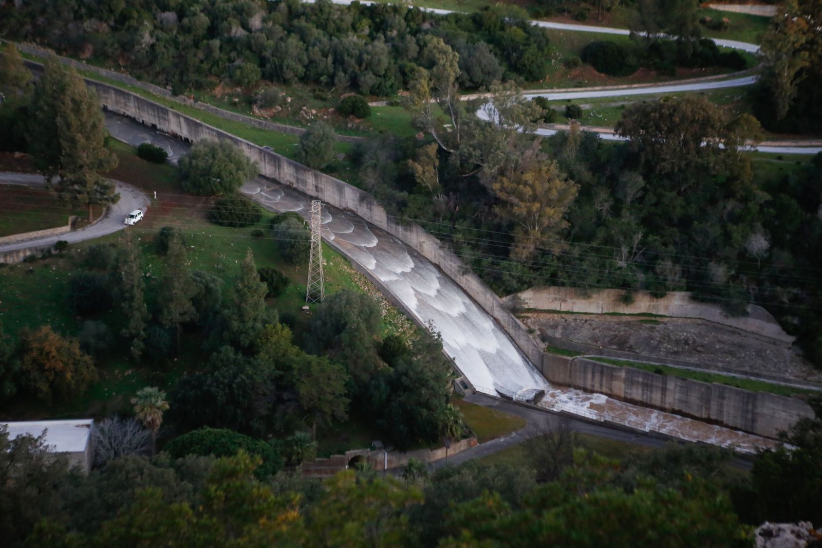 El embalse de Guadarranque ha abierto hoy sus compuertas.