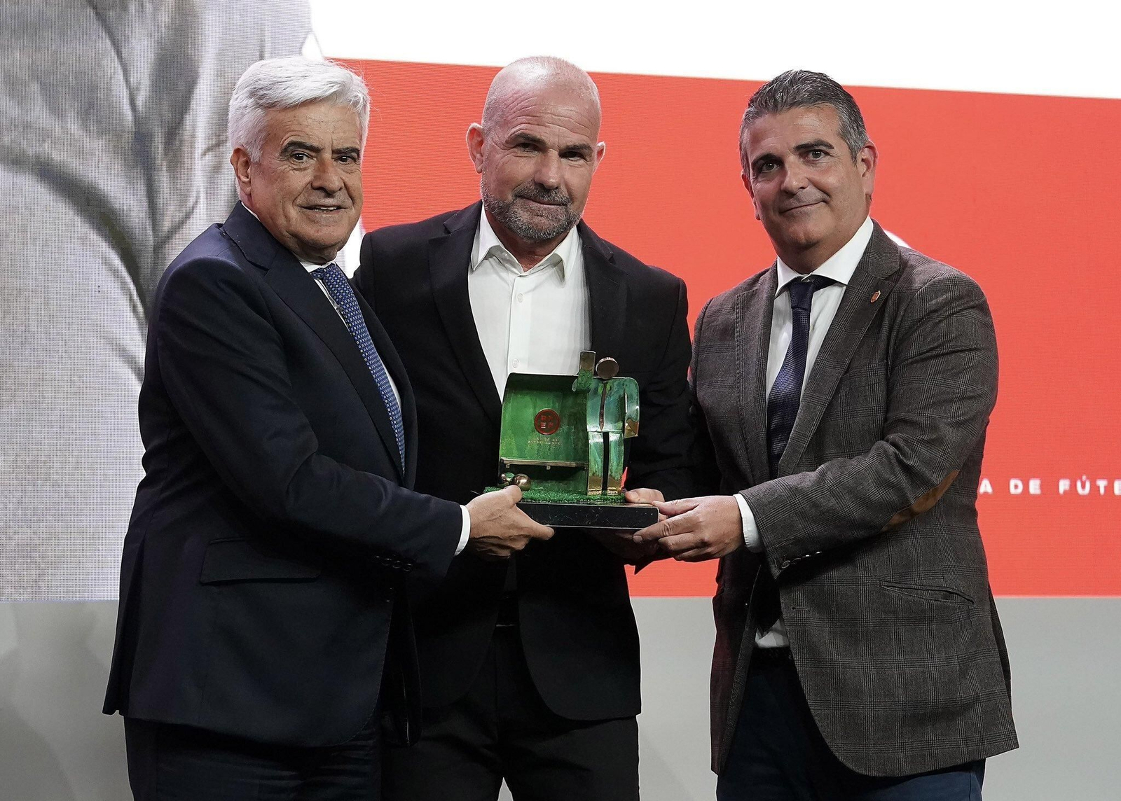 Paco López, junto a Pedro Rocha y David Gutiérrez, recibe el premio.