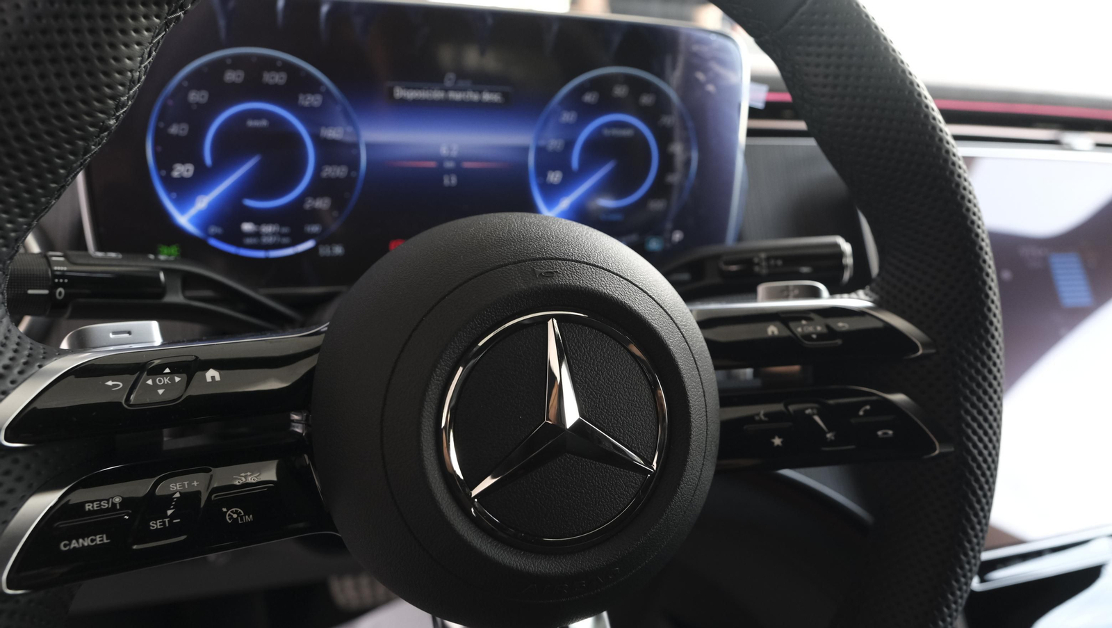 Imágenes de la presentación del Mercedes EQE en el concesionario Saveres, de Huércal de Almería