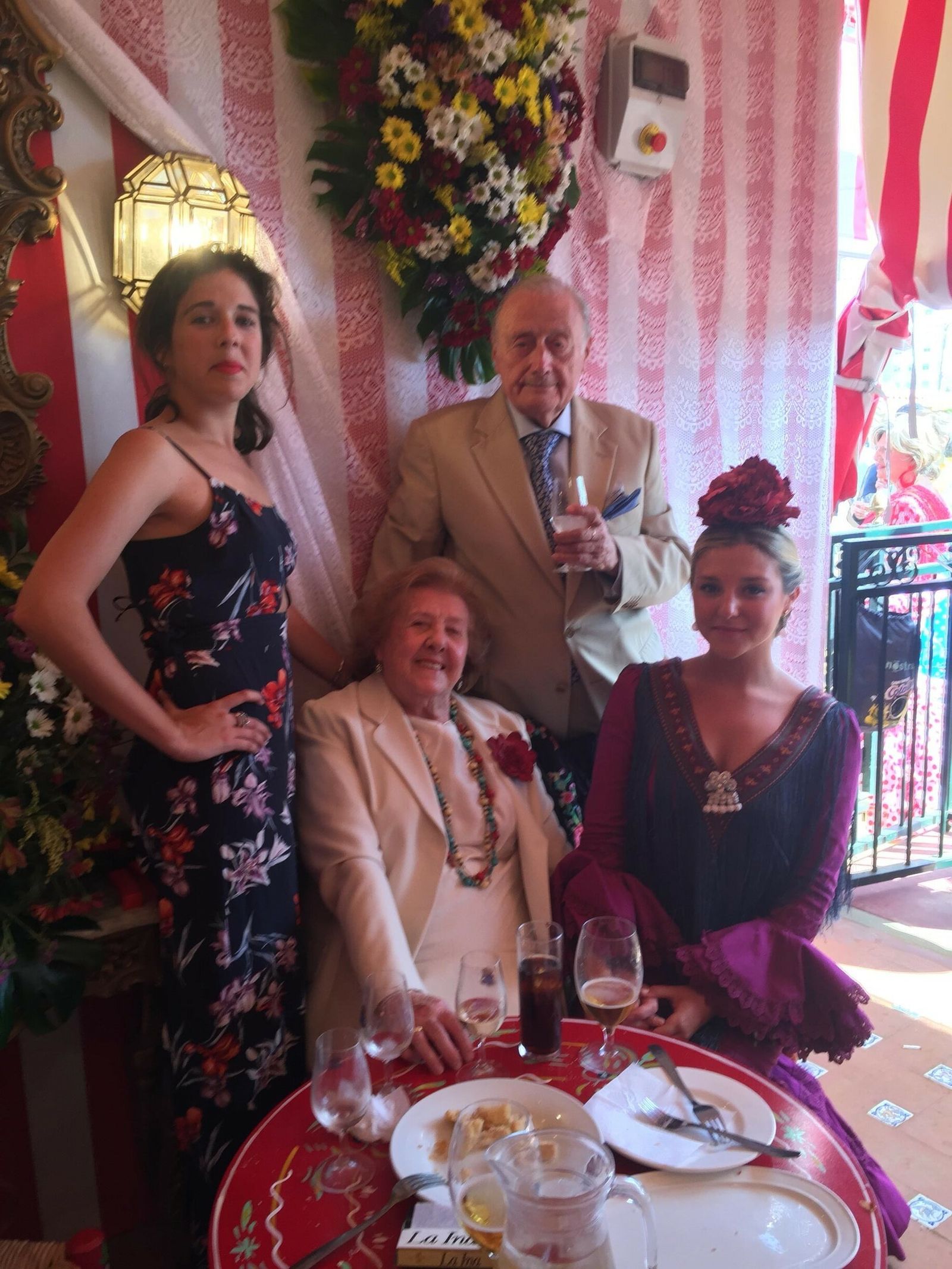 Carmen Gil con su esposo y dos de sus nietas: las abogadas Blanca y Marta Moeckel.