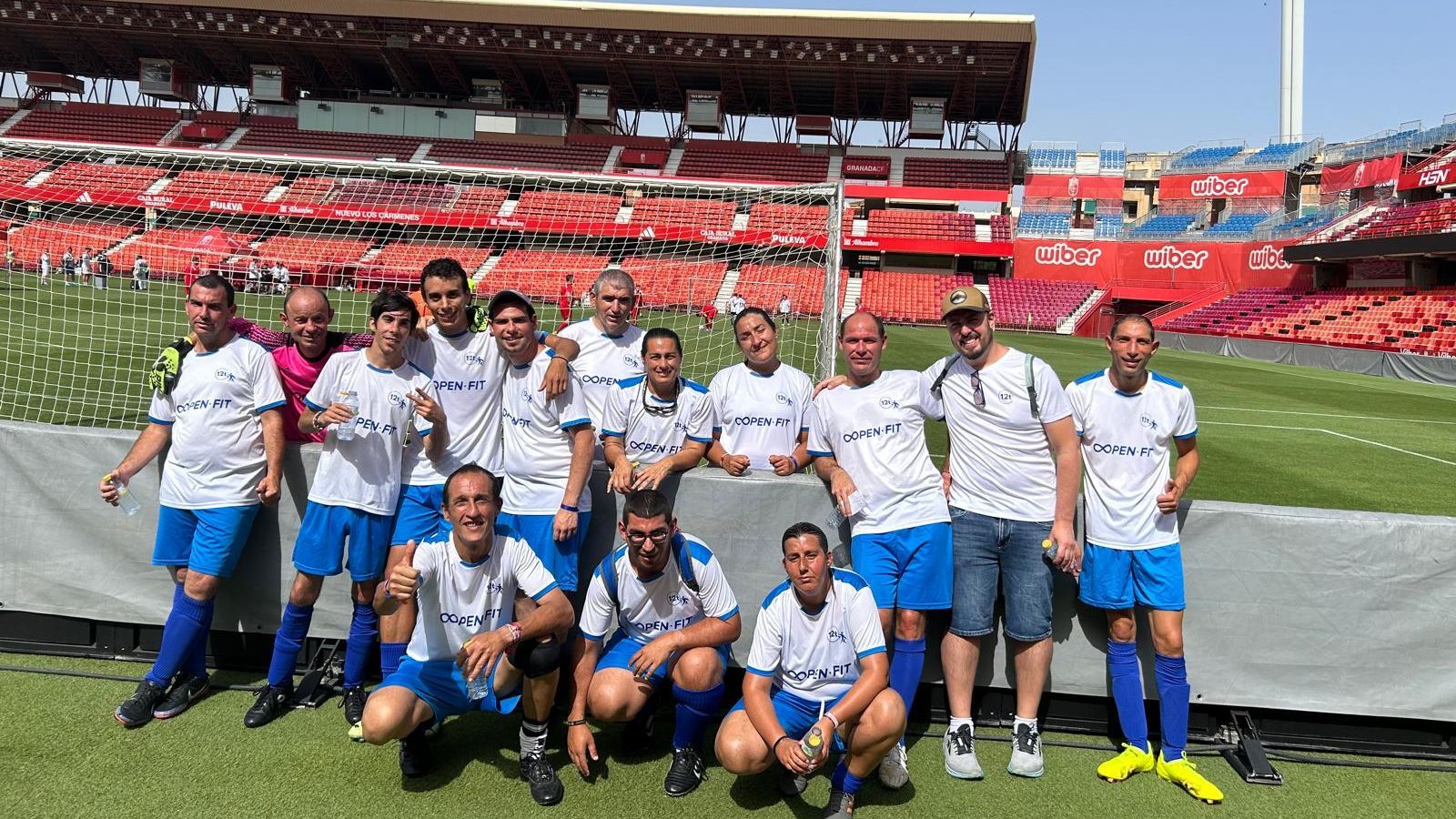 Los jugadores en el césped de Los Cármenes