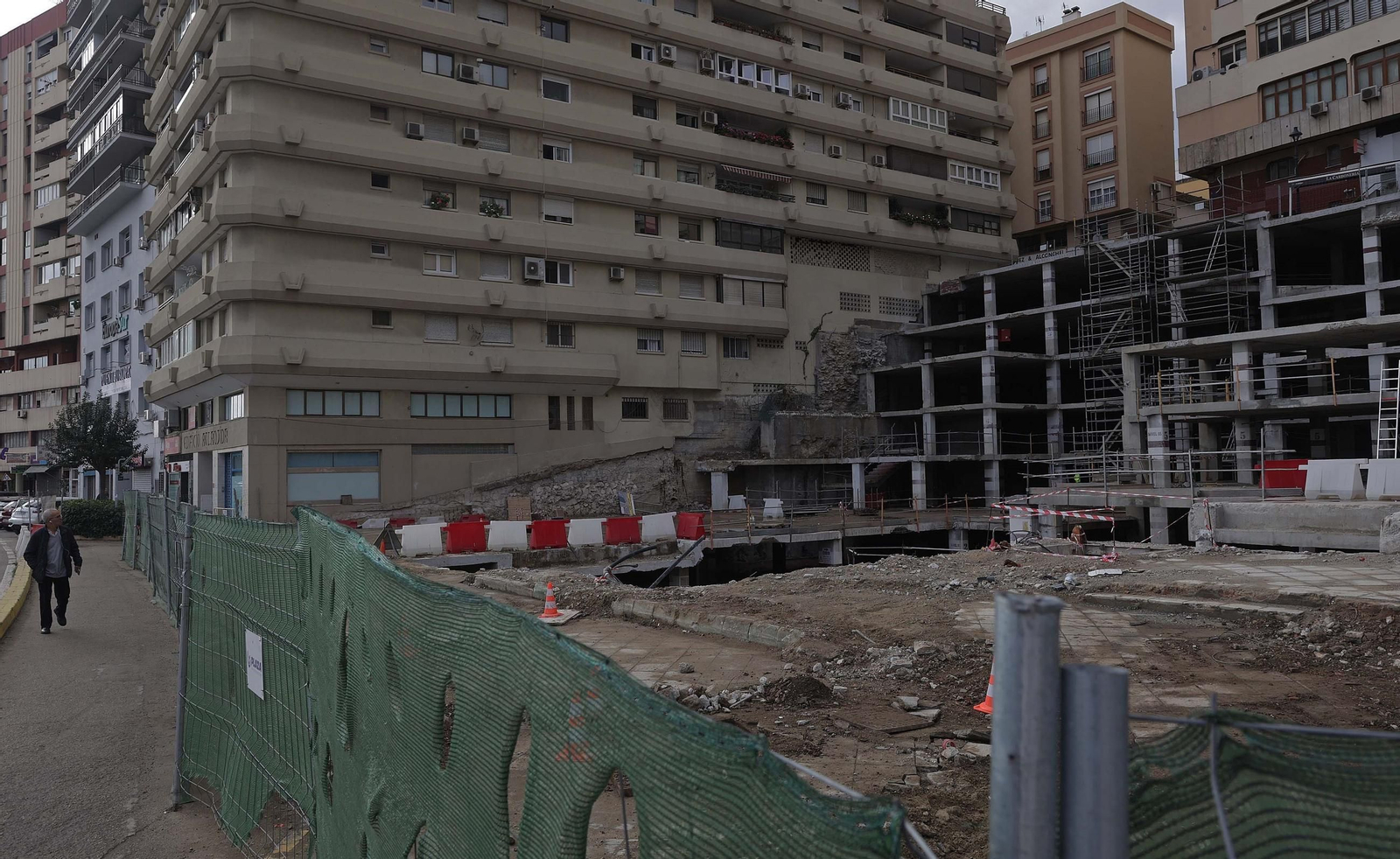 Los restos del antiguo parking, parcialmente derruido, en enero de 2025.
