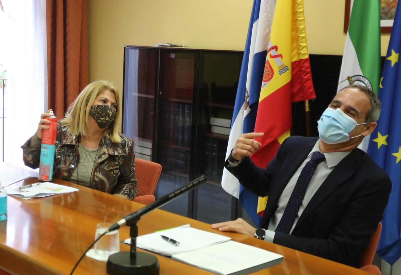 La alcaldesa, Mamen Sánchez, y el subdelegado del Gobierno en la provincia, José Pacheco, en el Ayuntamiento.